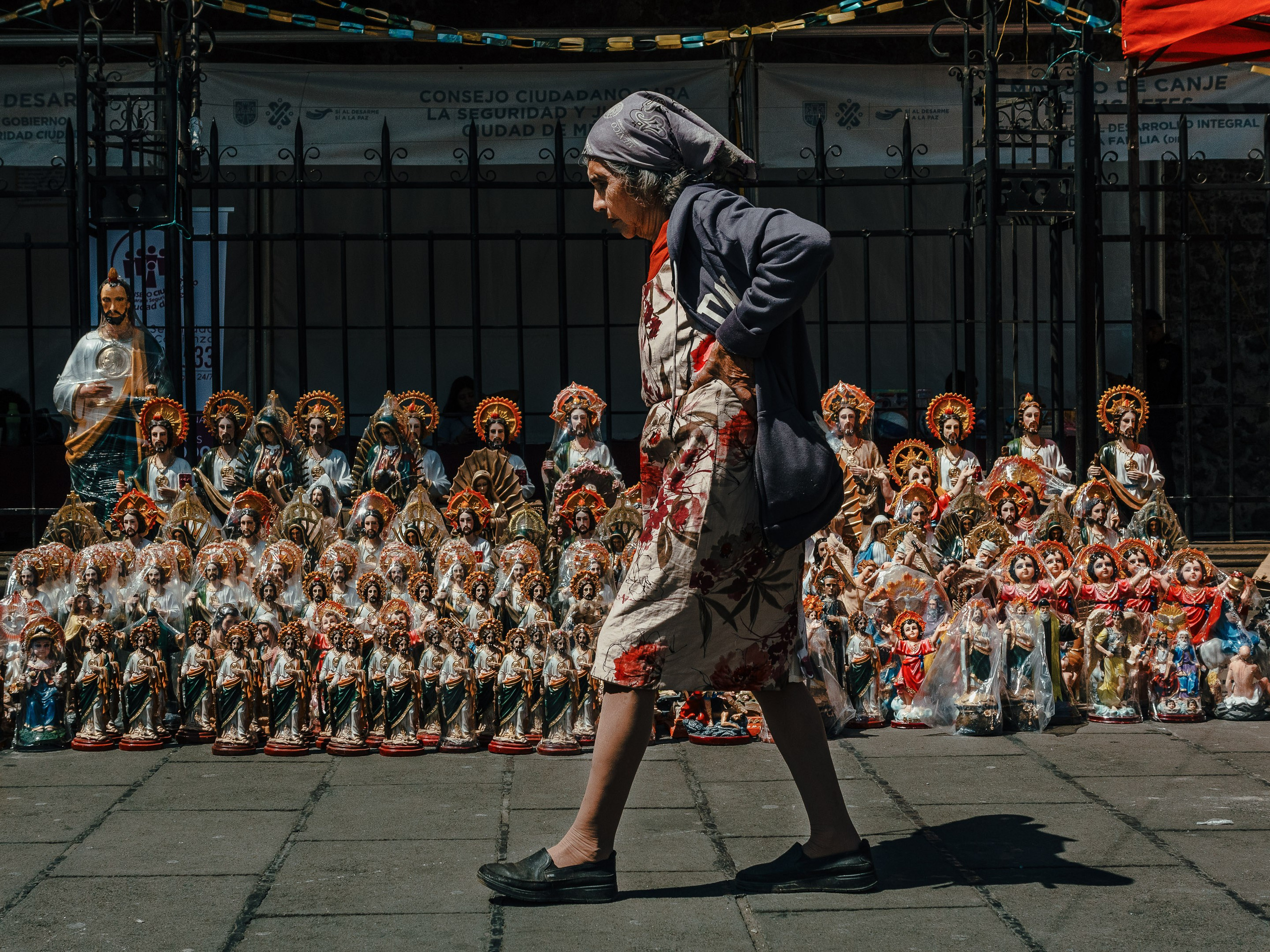 Celebración de San Judas Tadeo en la Iglesia de San Hipólito y San Casiano, Hidalgo, CDMX, México. Federico Borobio, fotografía callejera y documental.