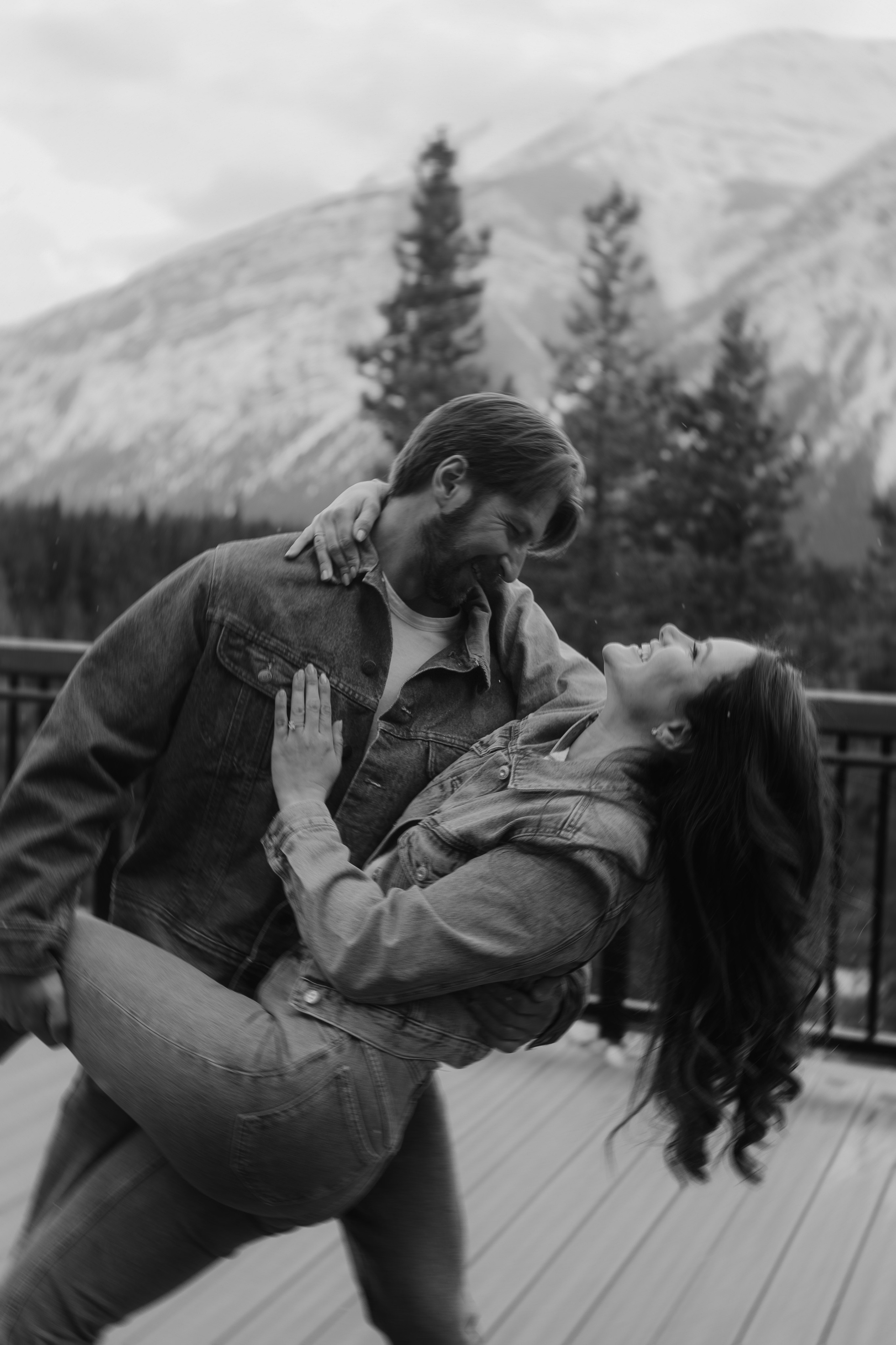 Ski engagement session. Photographer Elvira Hryshchenko