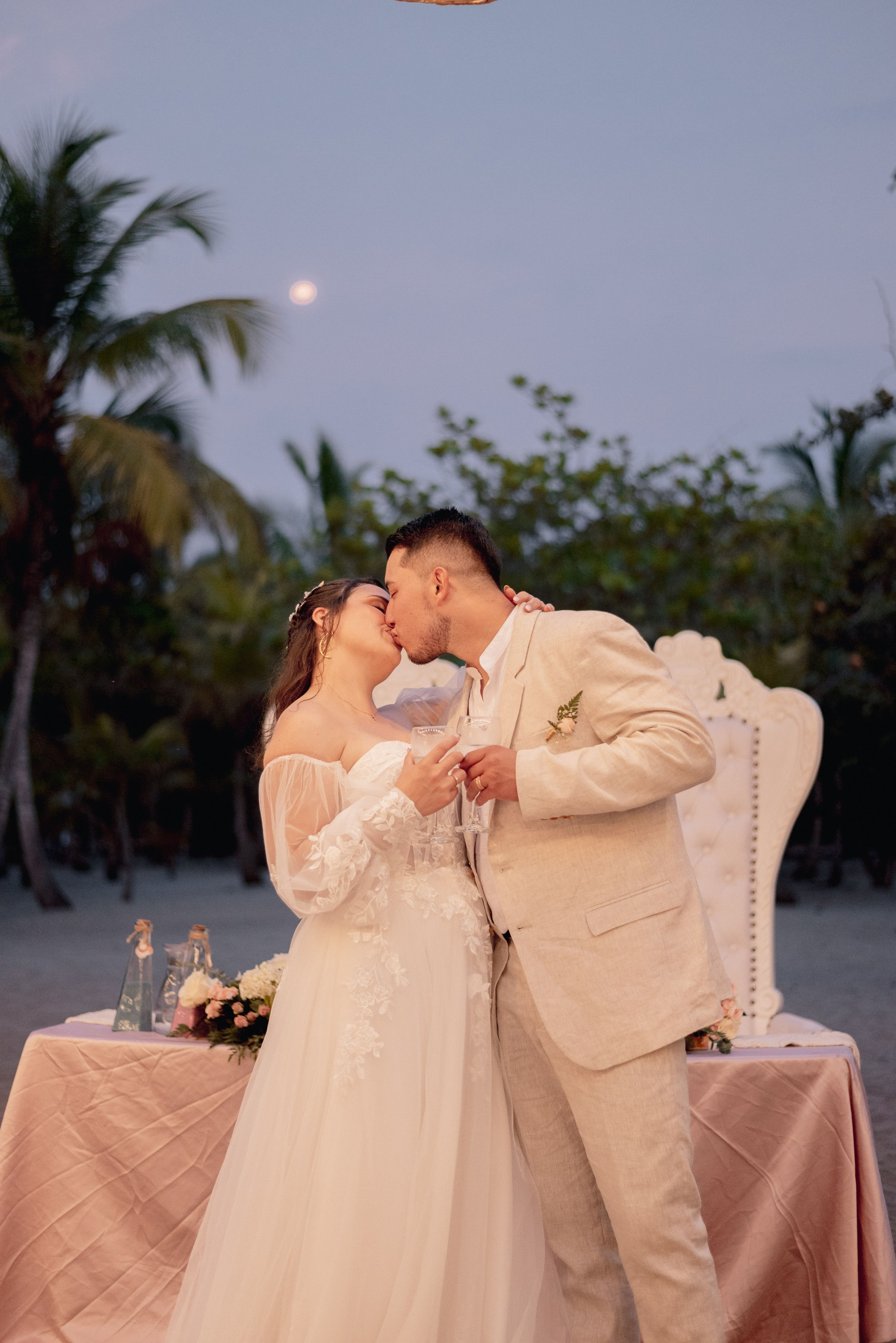 Pareja en atardecer de playa, novios disfrutando momento dorado en Mareygua Santa Marta