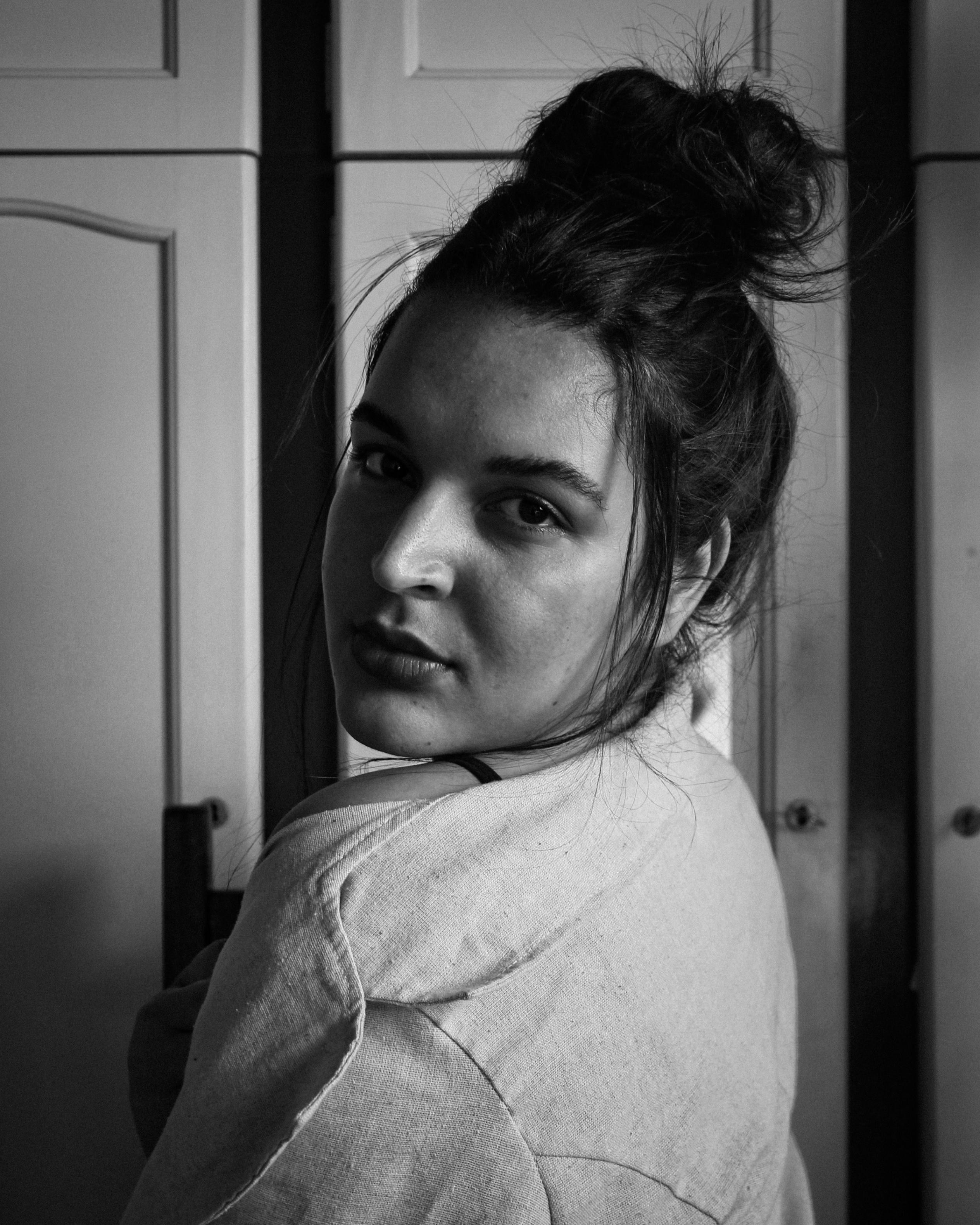 Bruna — Quarto e contraluz. Tiago Severo | Fotografia