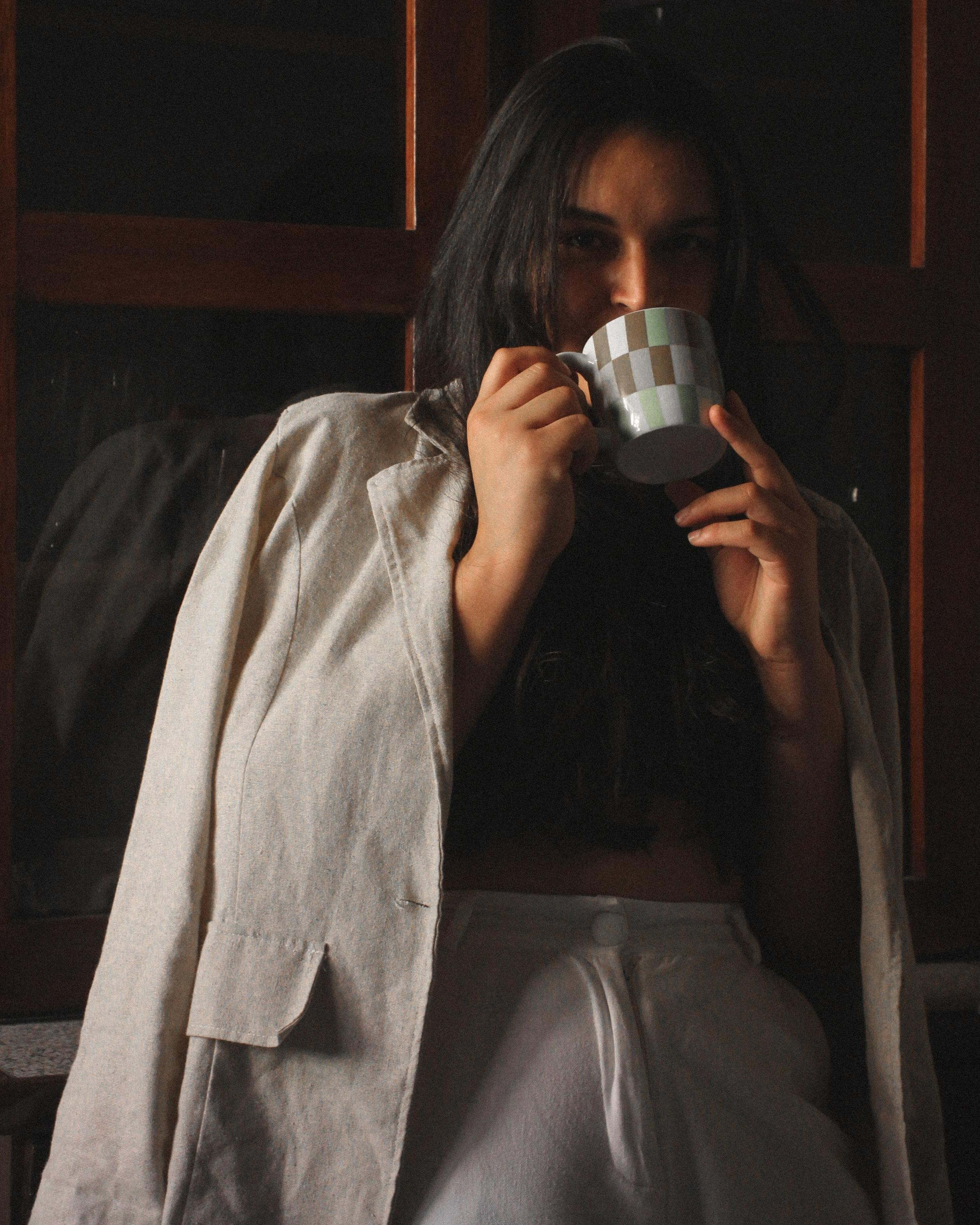 Bruna — Quarto e contraluz. Tiago Severo | Fotografia