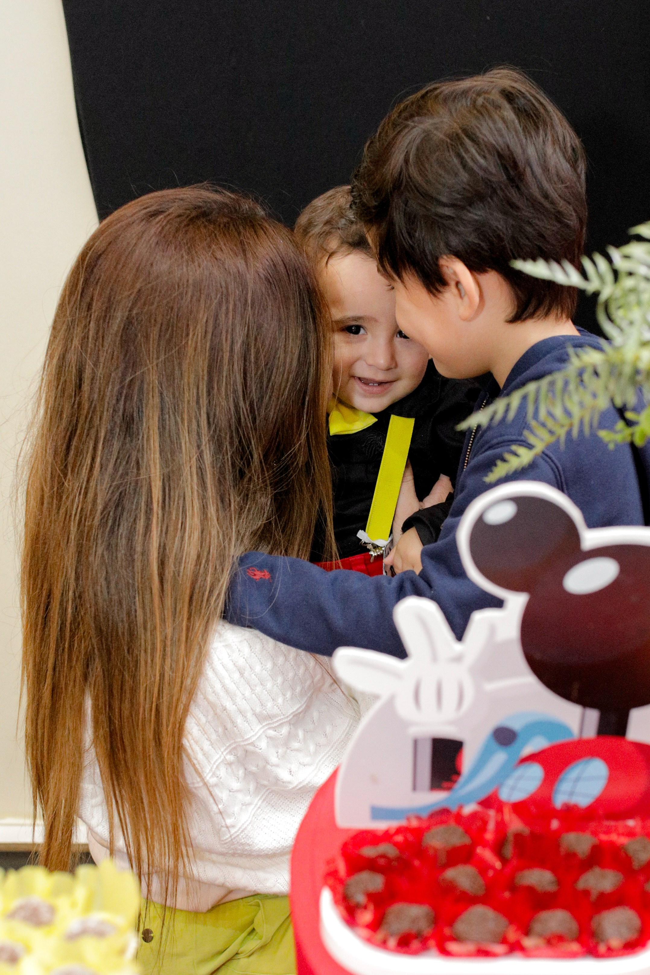Registros espontâneos e fotos de família em festa infantil em Joinville - Lenofotografia