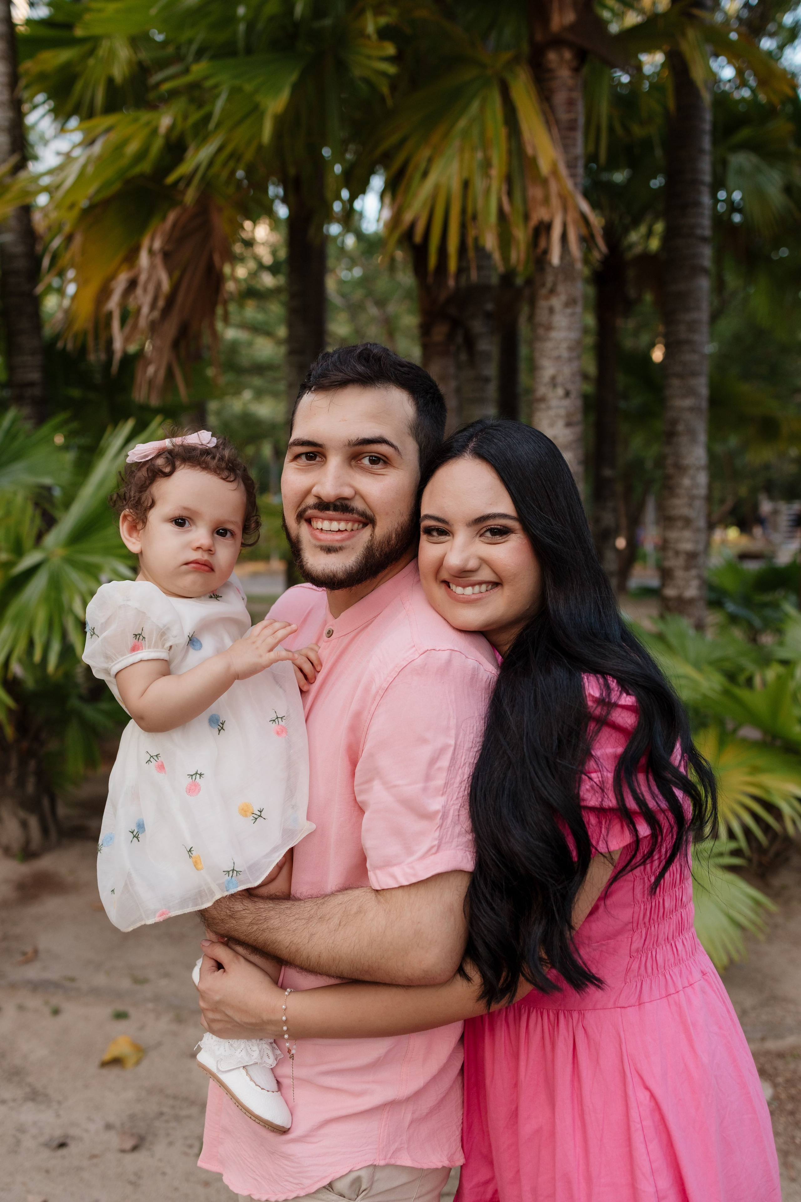 Família reunida em ensaio fotográfico ao ar livre em Recife
