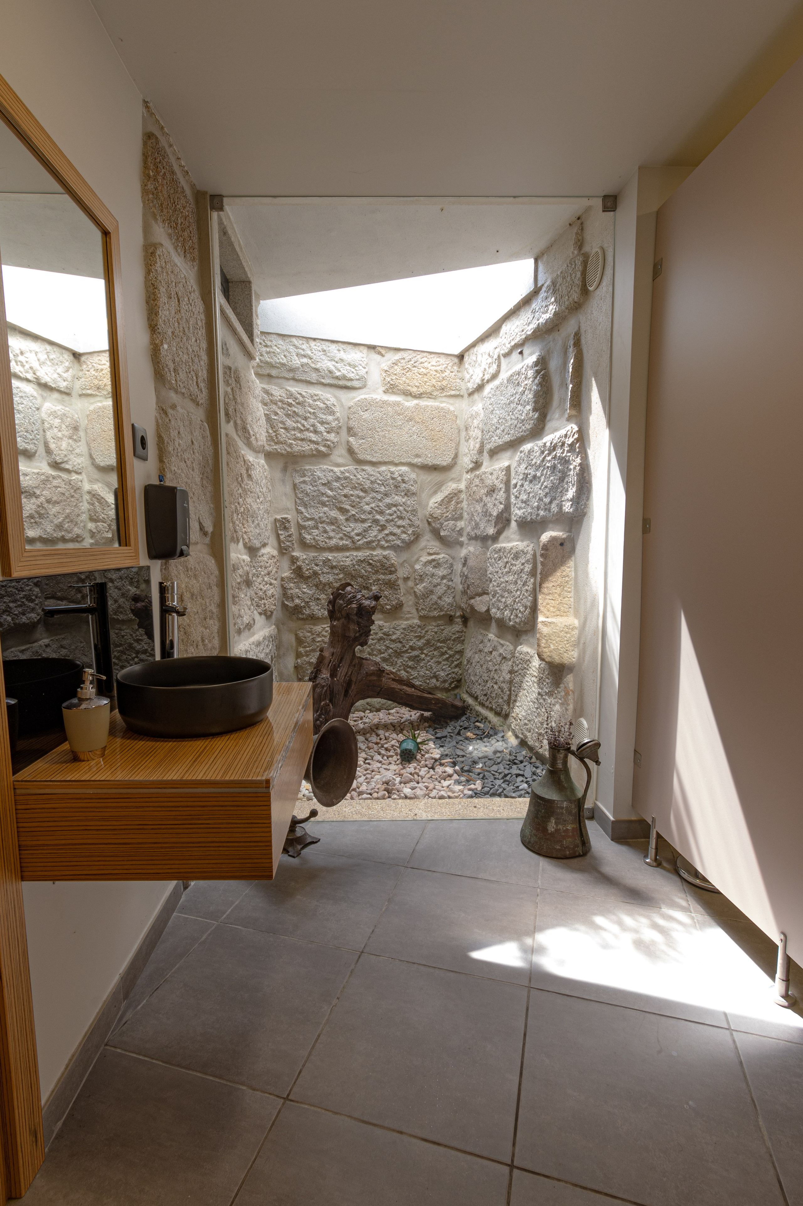 PEDRA AGUDA SPA. ESTUDIO DOZE