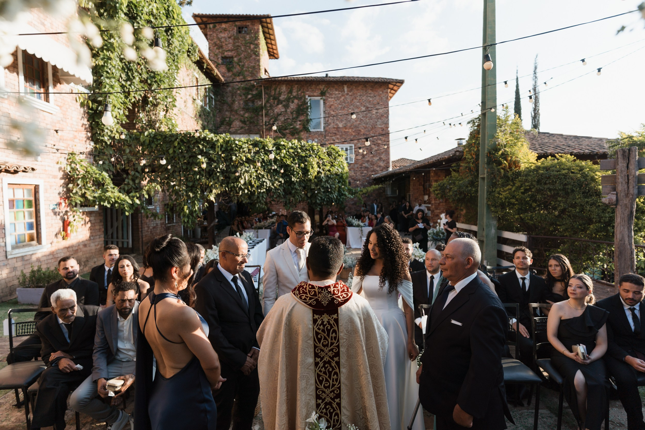 Elizabeth e João tiveram um casamento documental no Vila Rica Pampulha em BH. Edu e Josi Fotografia criando imagens naturais e atemporais do grande dia.