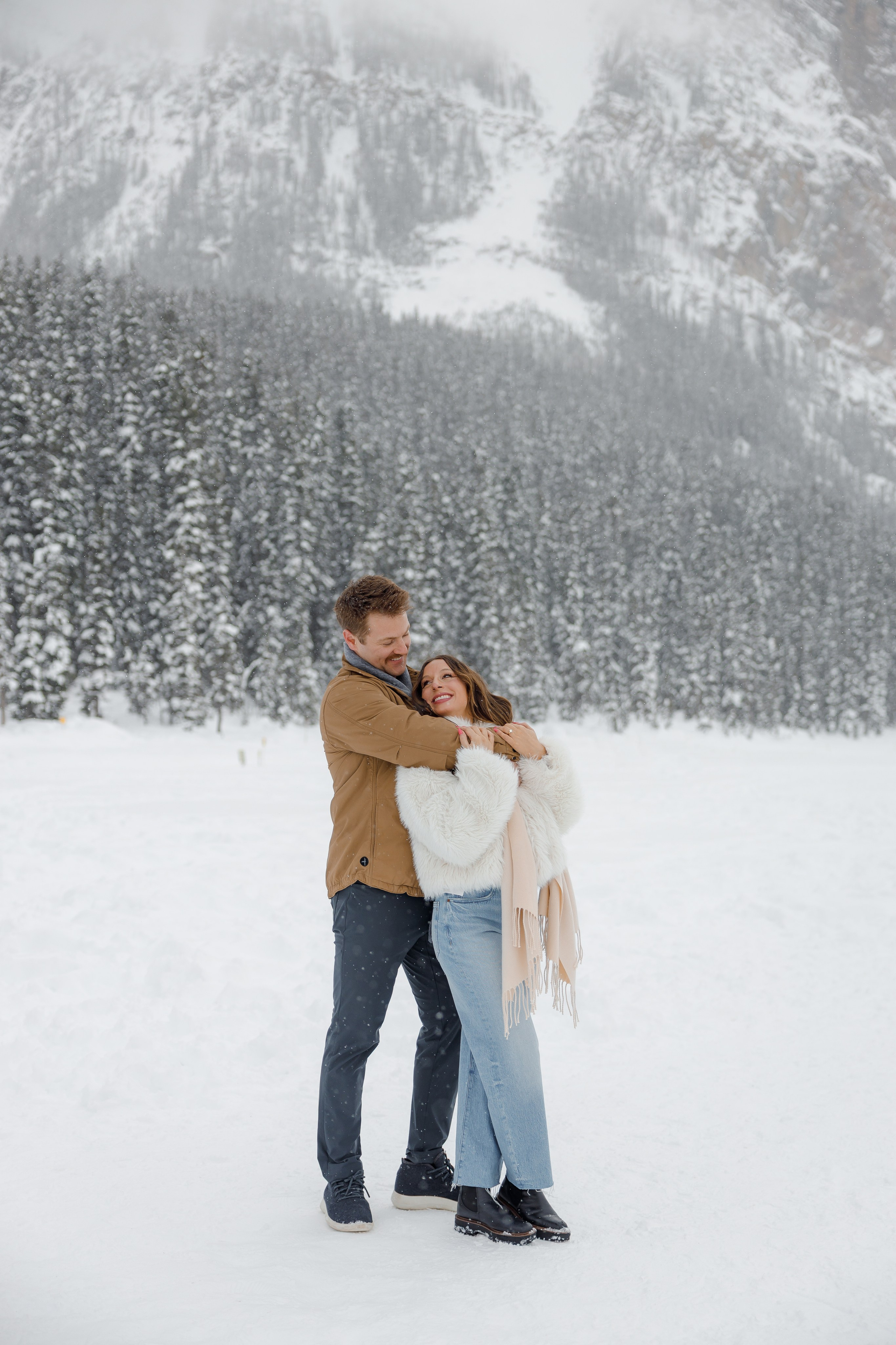 Lake Louise engagement session. Photographer Elvira Hryshchenko
