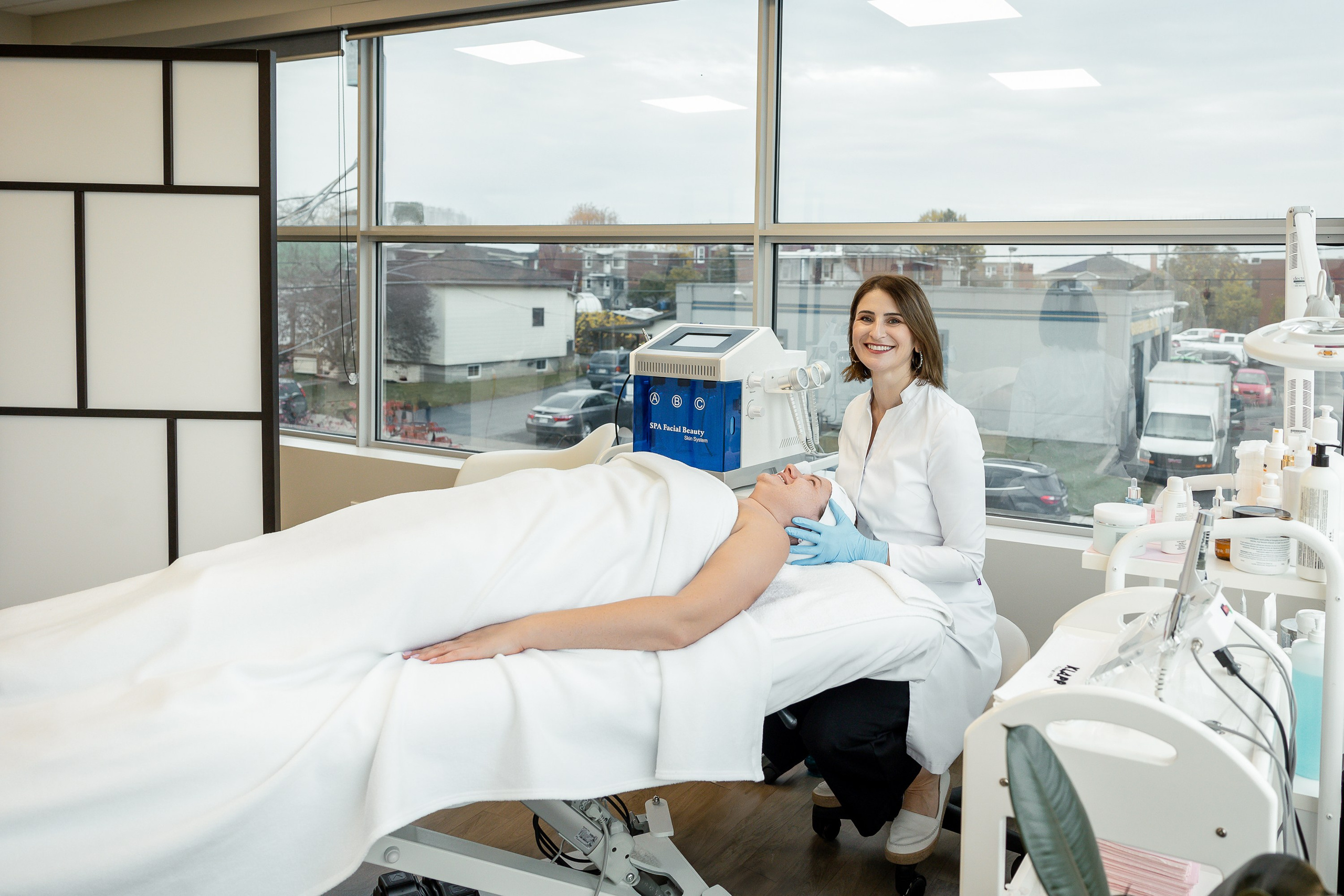 Violeta Sili, Esthéticienne/Beautician. Je suis photographe portraitiste et je réalise des portraits à toutes les étapes de votre vie! Bienvenue dans mon studio à Westmount, Qc