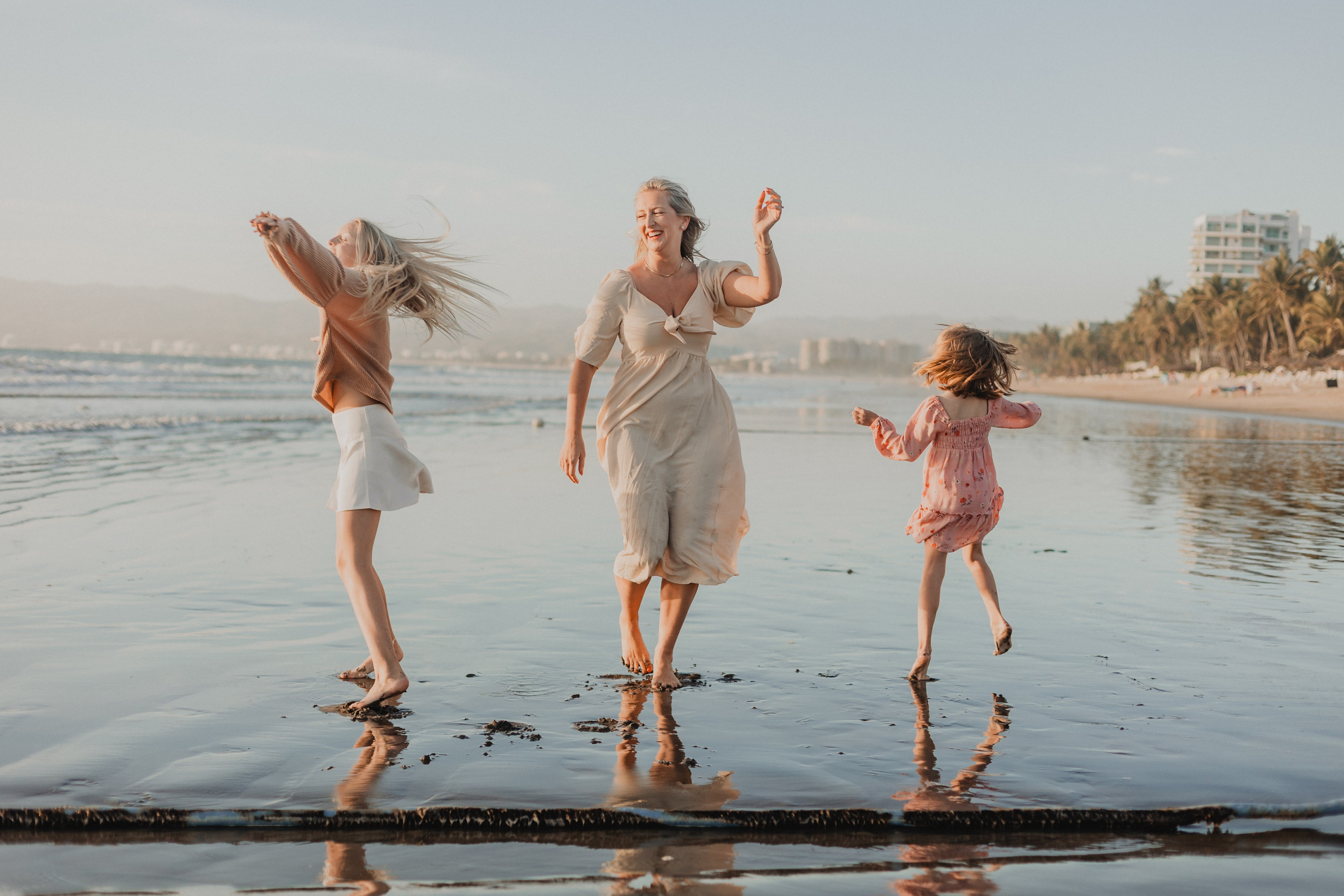 Laughter, Sand, and Sea: A Family Session in Nuevo Vallarta. Fotógrafo de Bodas en Puerto Vallarta y Riviera Nayarit | VL photo & film
