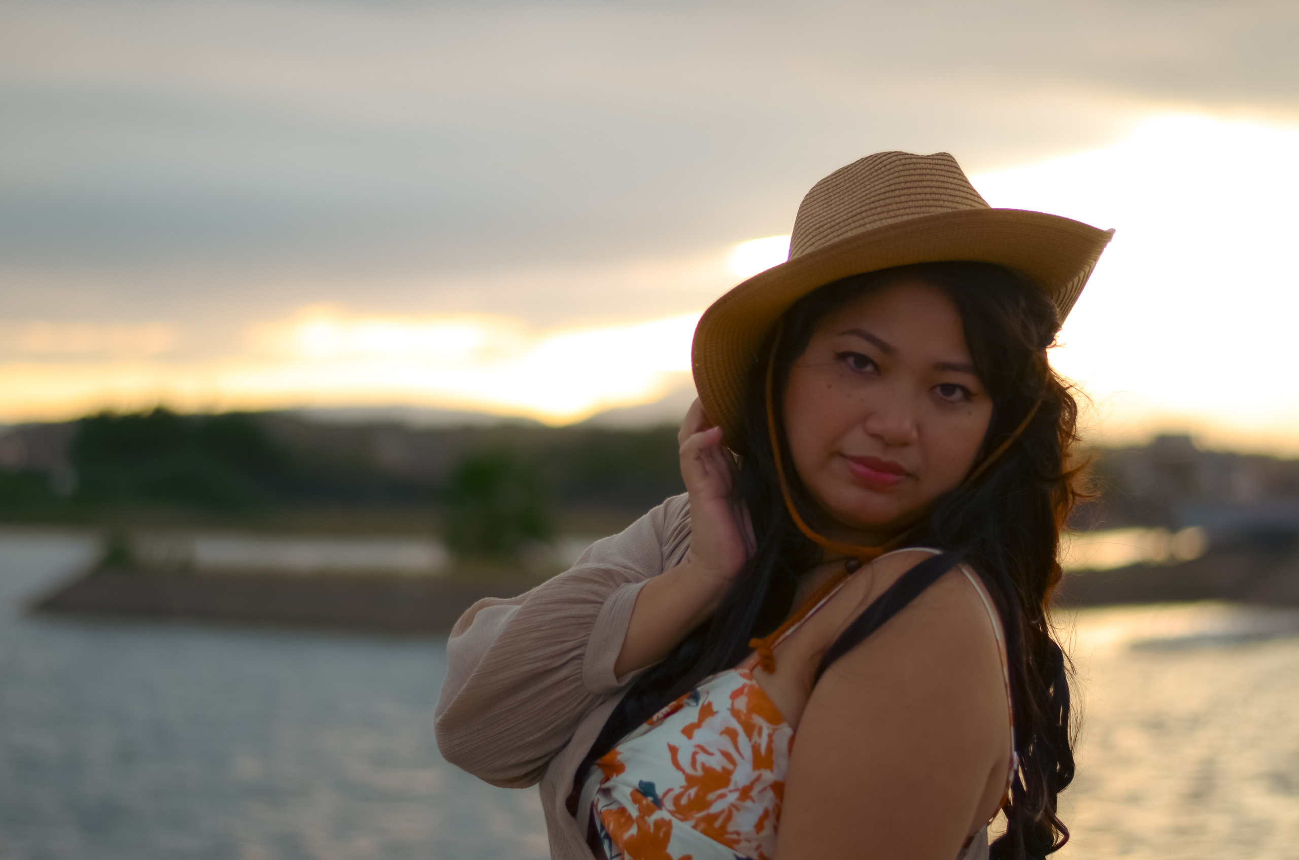 SUNSET MODEL. LunarVox Lens: a lente que transforma luz em voz e emoção. Retratos e ensaios no Japão por Leyka Tanaka
