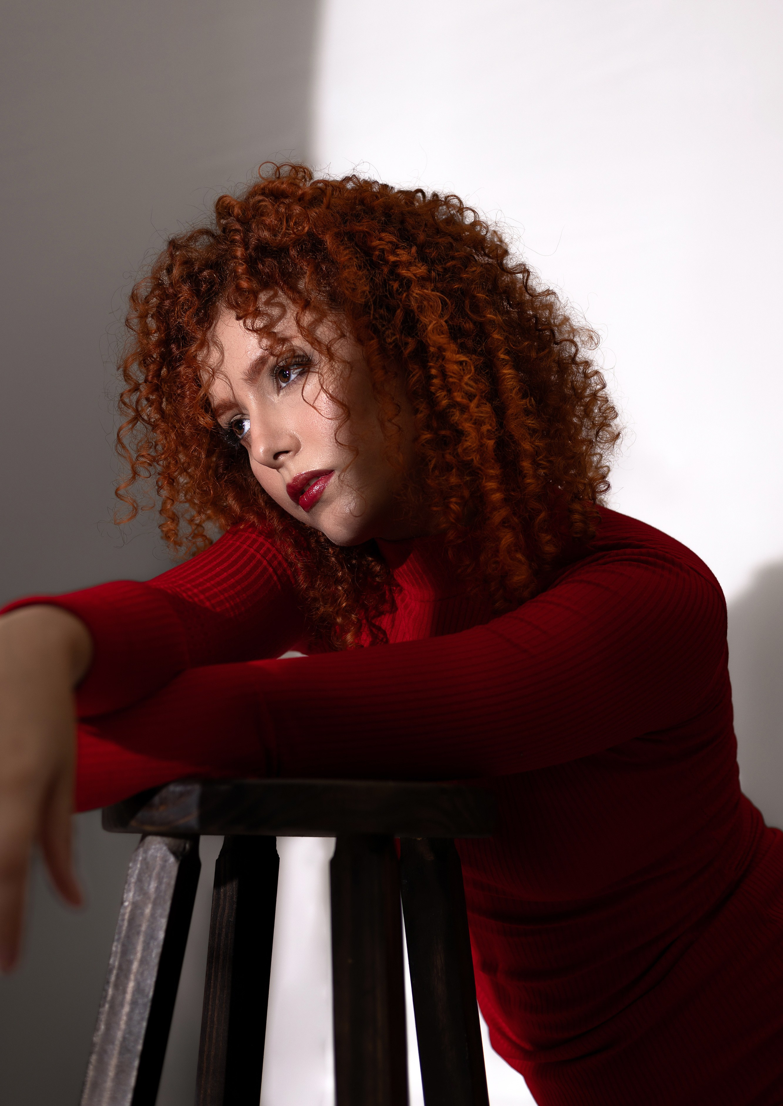 Fotografia pessoal em estúdio em São Paulo para quem deseja se enxergar de uma nova forma. Retratos femininos que valorizam autoestima, personalidade e autenticidade.