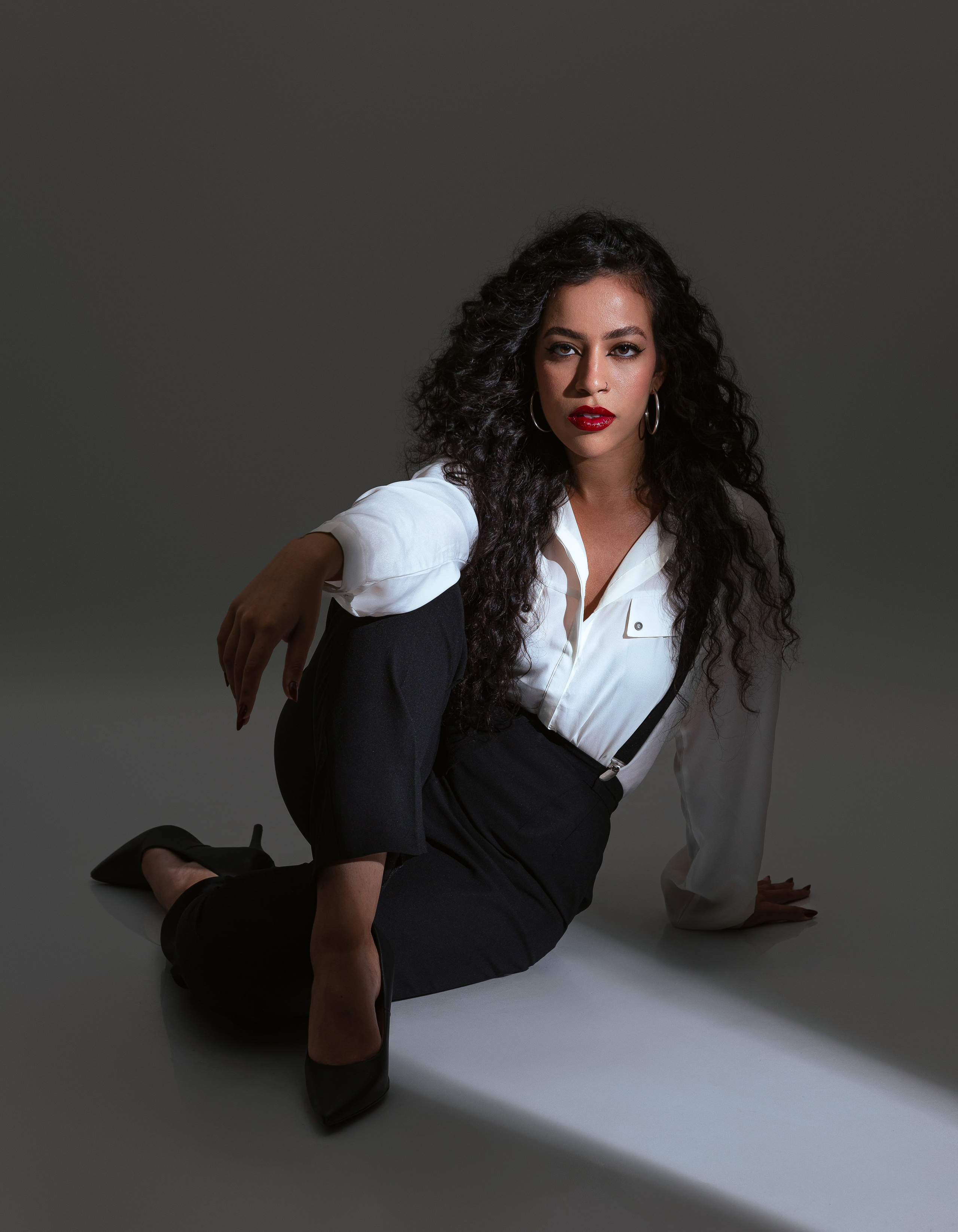 Fotografia pessoal em estúdio em São Paulo para quem deseja se enxergar de uma nova forma. Retratos femininos que valorizam autoestima, personalidade e autenticidade.
