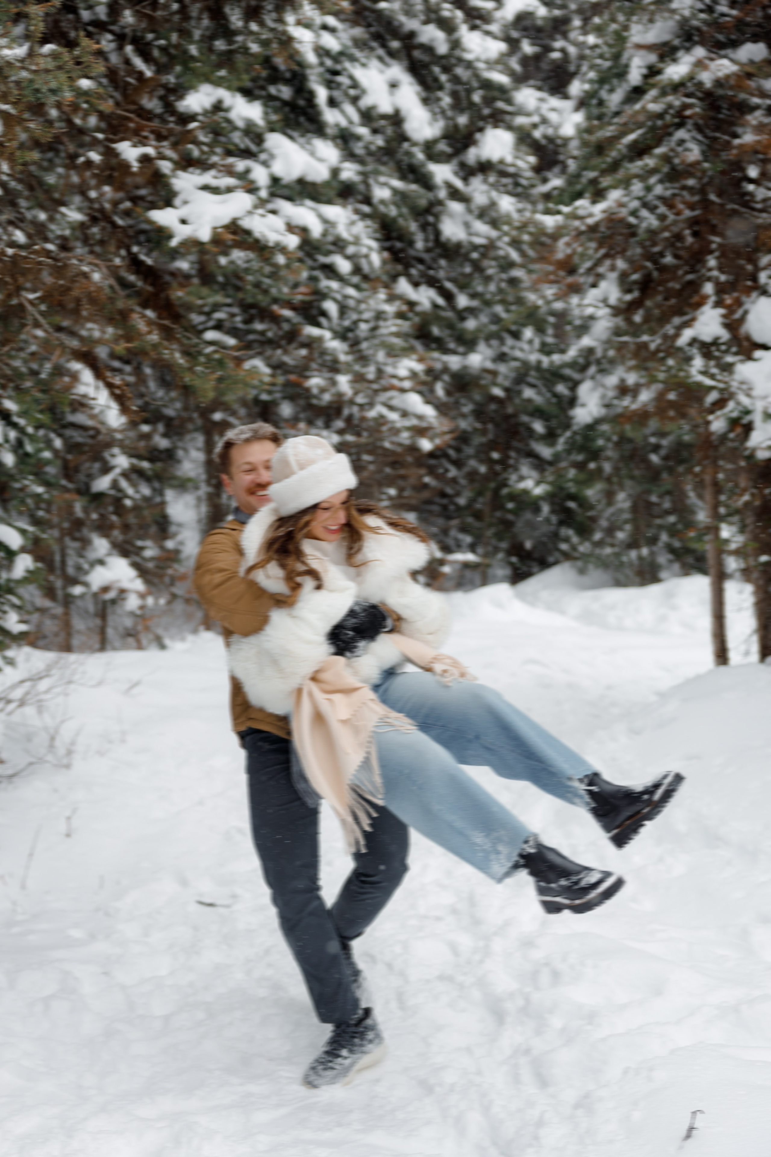 Lake Louise engagement session. Photographer Elvira Hryshchenko