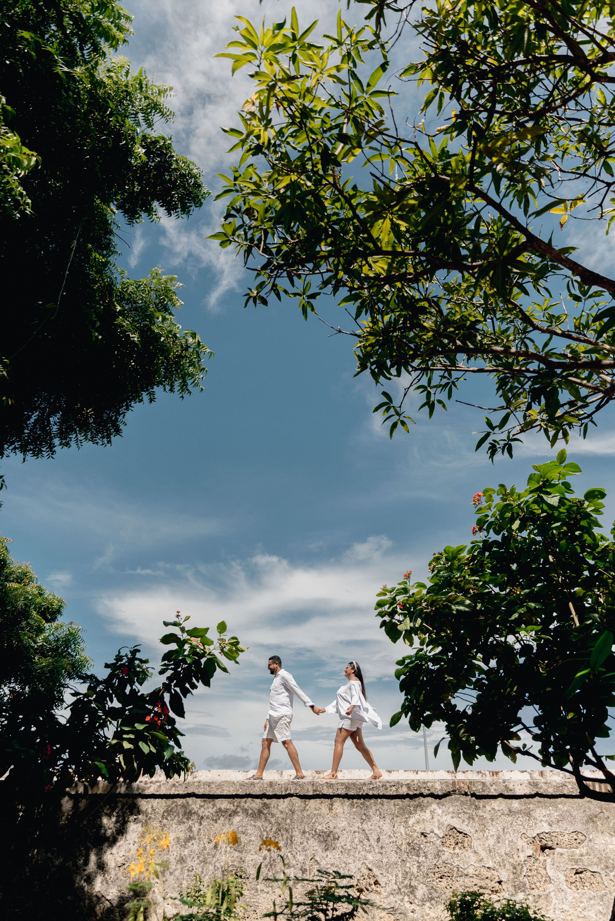 Pareja entre murallas y faroles – Preboda creativa y servicios profesionales de fotografía de bodas en Cartagena.