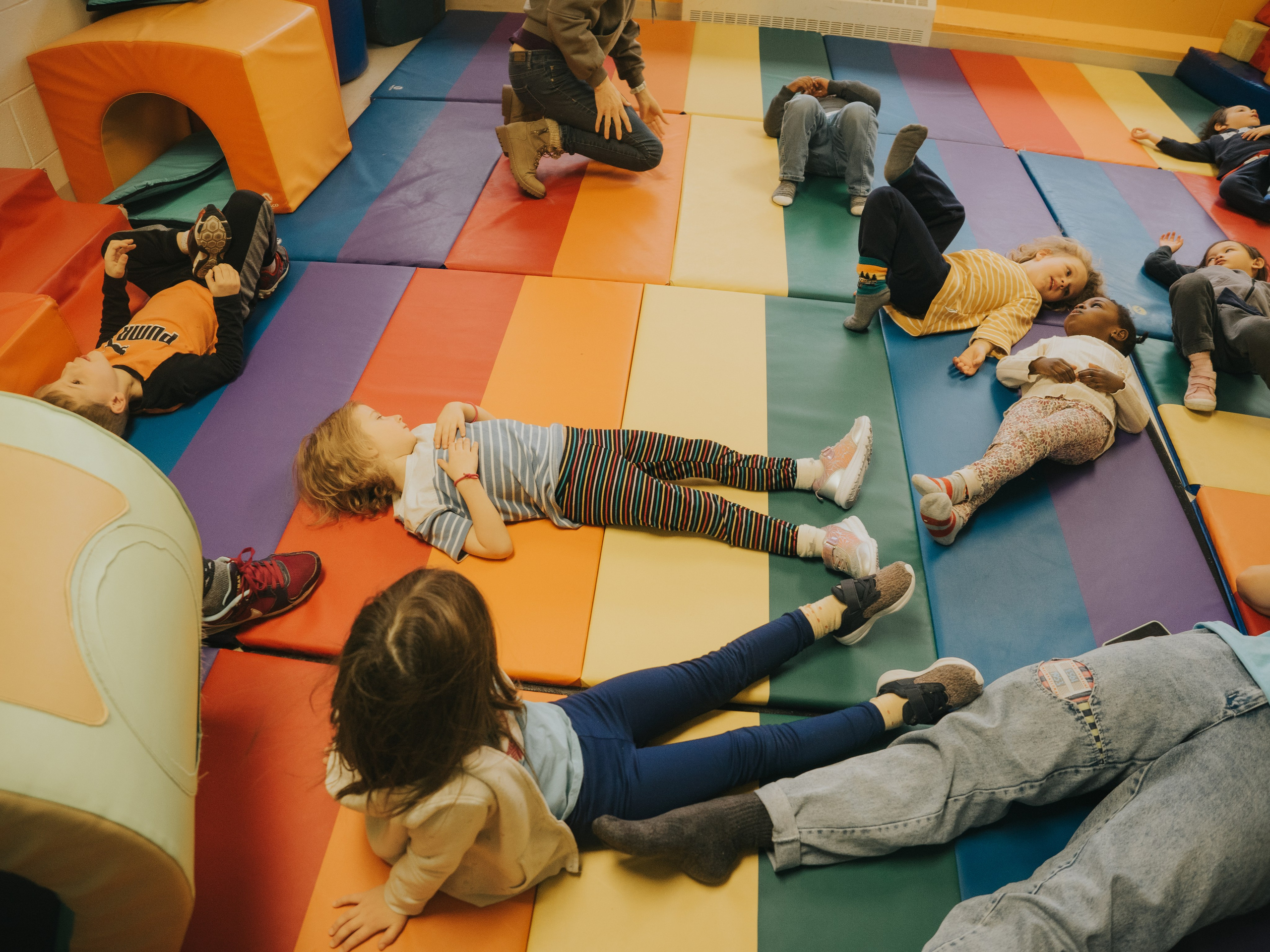 Enfants qui se calment après une séance de danse.