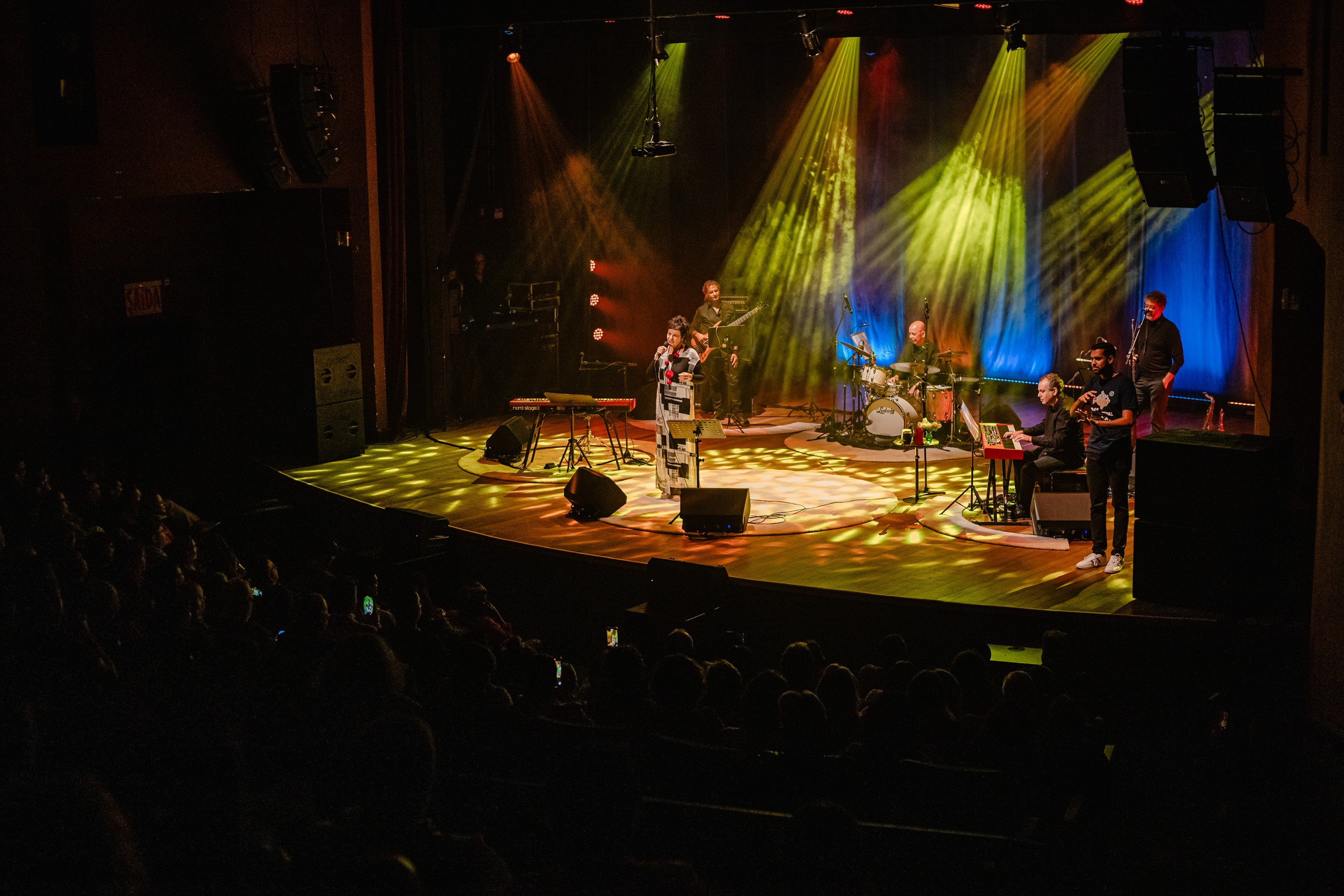 Fotografia de show da cantora Leila Pinheiro no Teatro Municipal de Itajaí