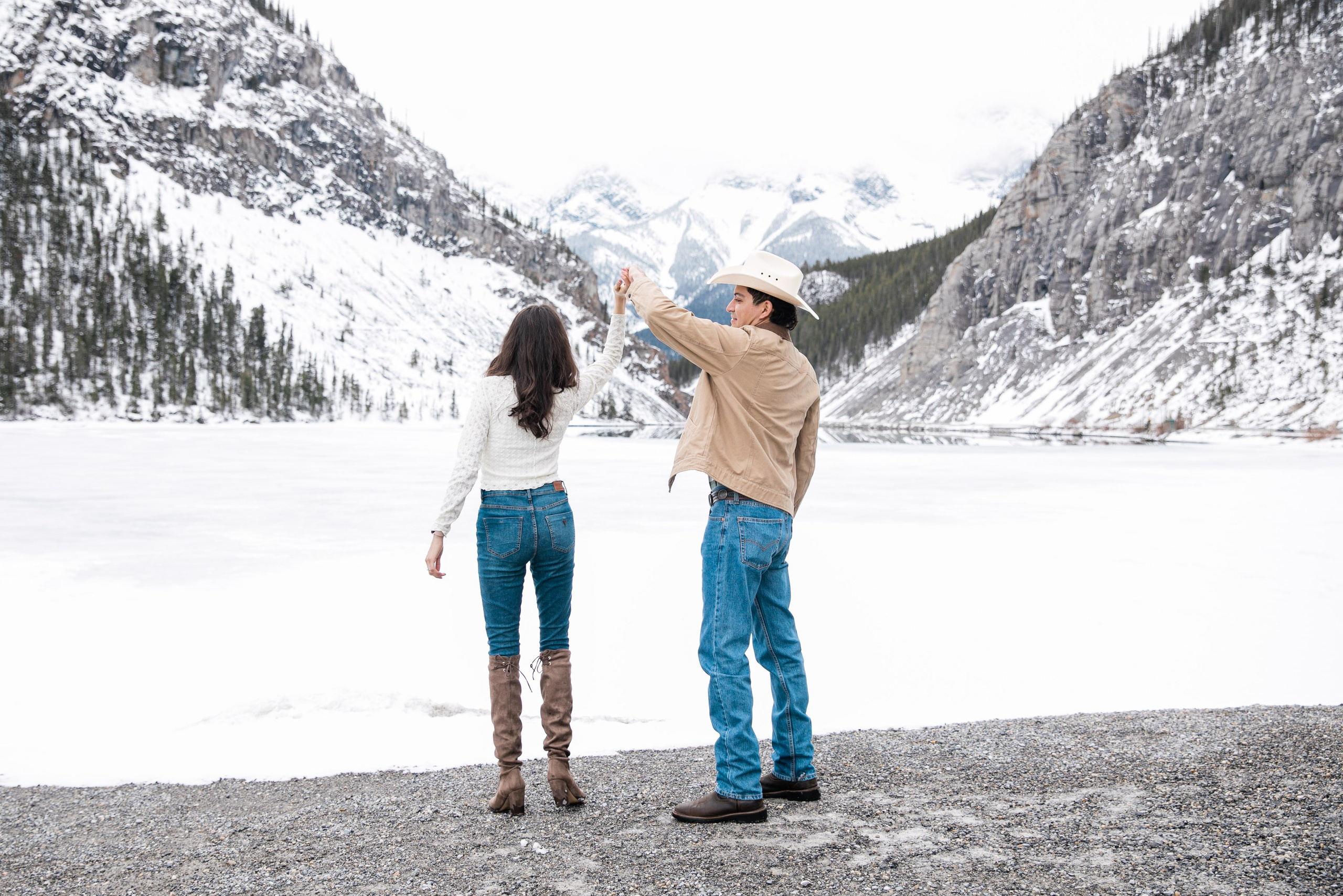 Jorge & Isabel — Canmore. Fotografía accesible en Calgary