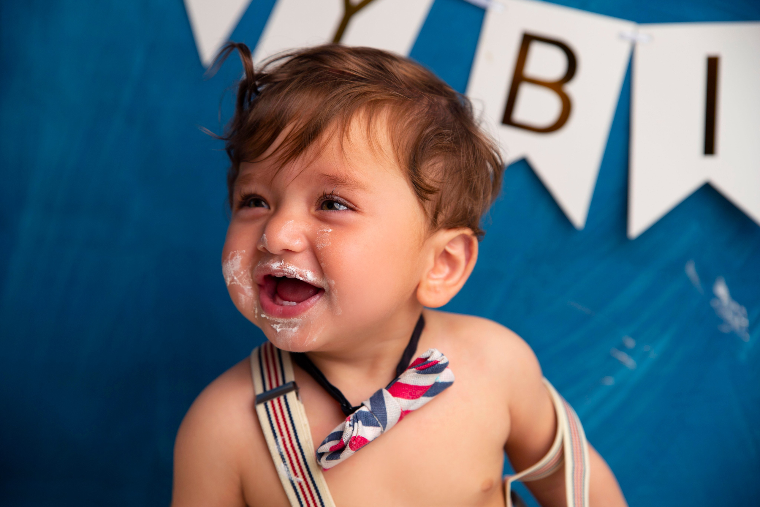 Cake Smash. Lifestyle and Family Photographer Faryal Saeed