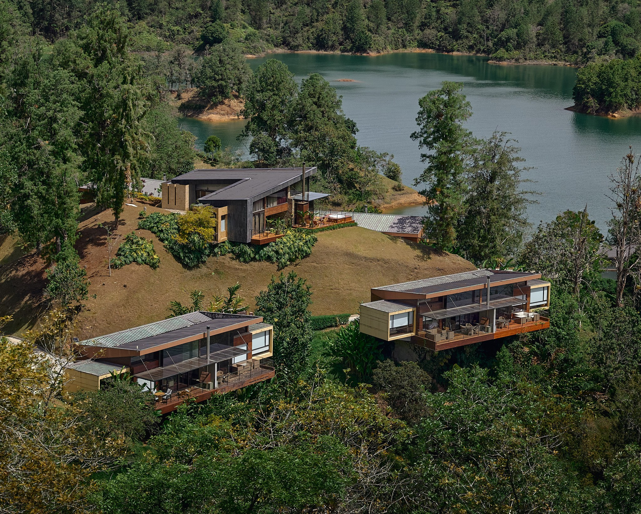 Fotografía arquitectura e interiorismo Panorámica Cabañas Luxé, Represa El Peñol en el municipio de Guatapé, Antioquia. Diseño Vicaría Arquitectura