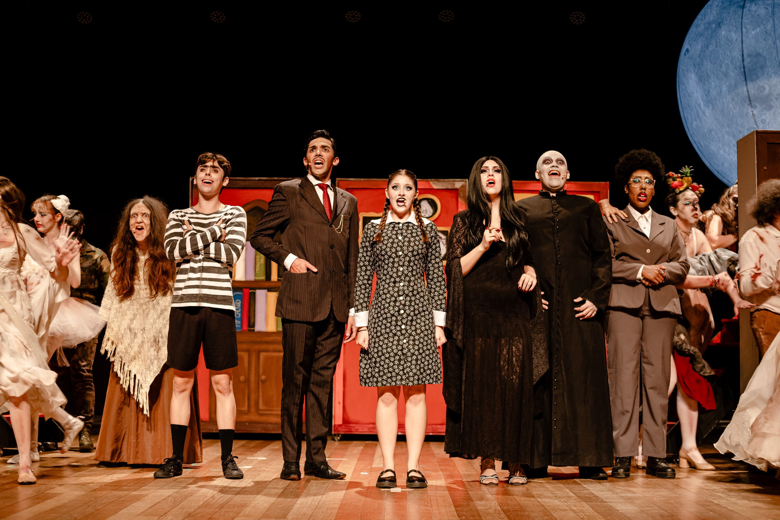 Fotografia de espetáculo A Família Addams do grupo de Teatro Univali