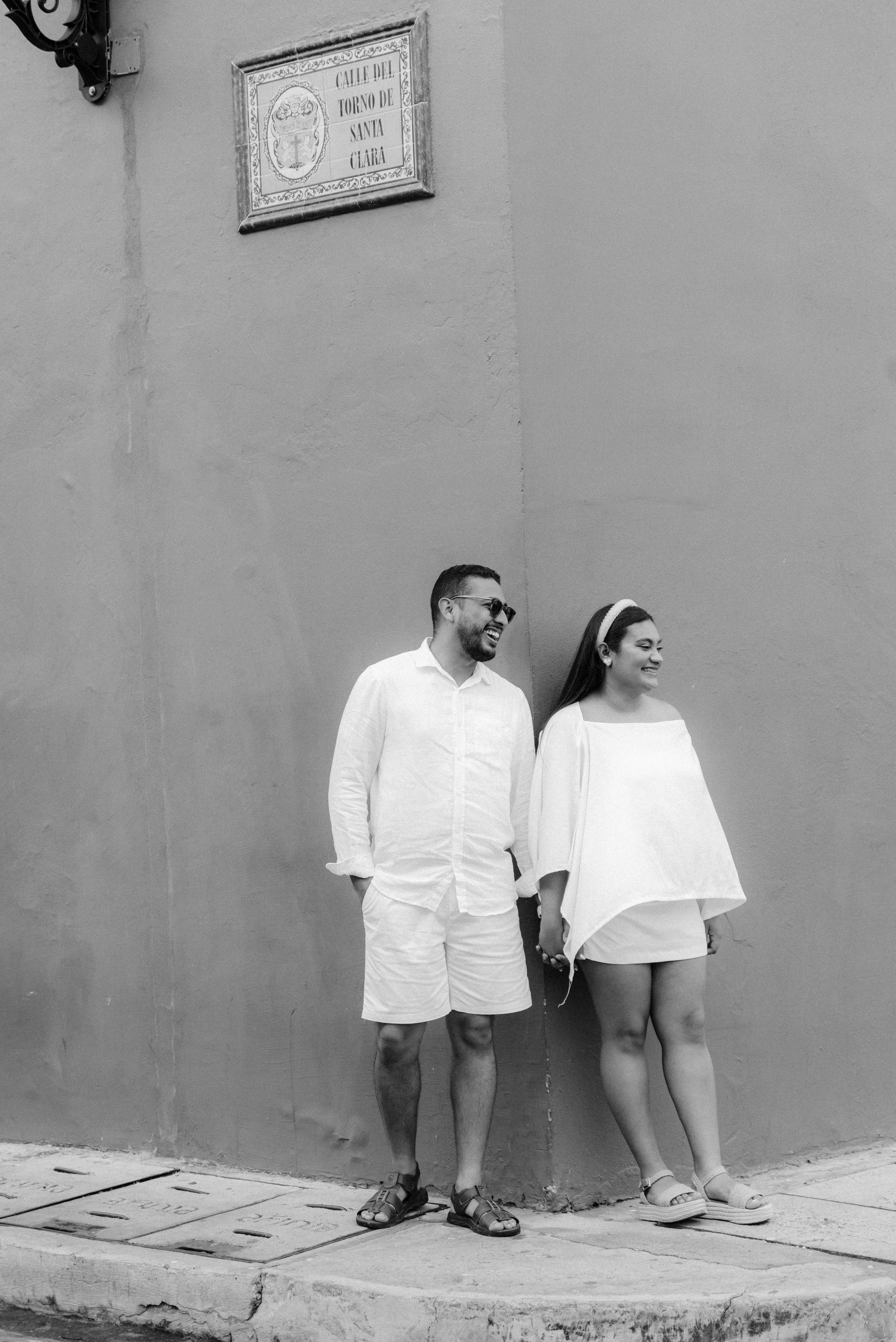 Paseo en coche antiguo por Cartagena – Estilo único para preboda y reportaje de bodas en Cartagena y el Caribe.