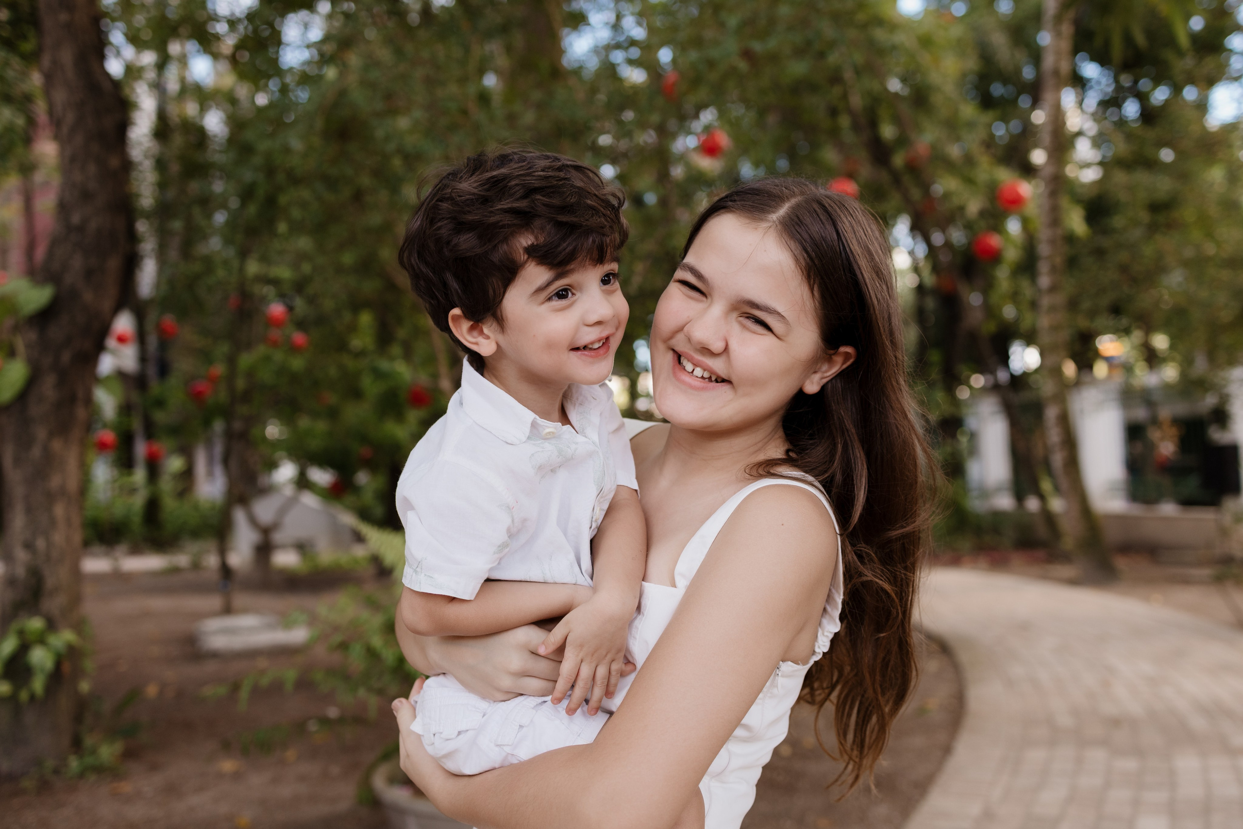 foto de irmãos brincando em um abraço