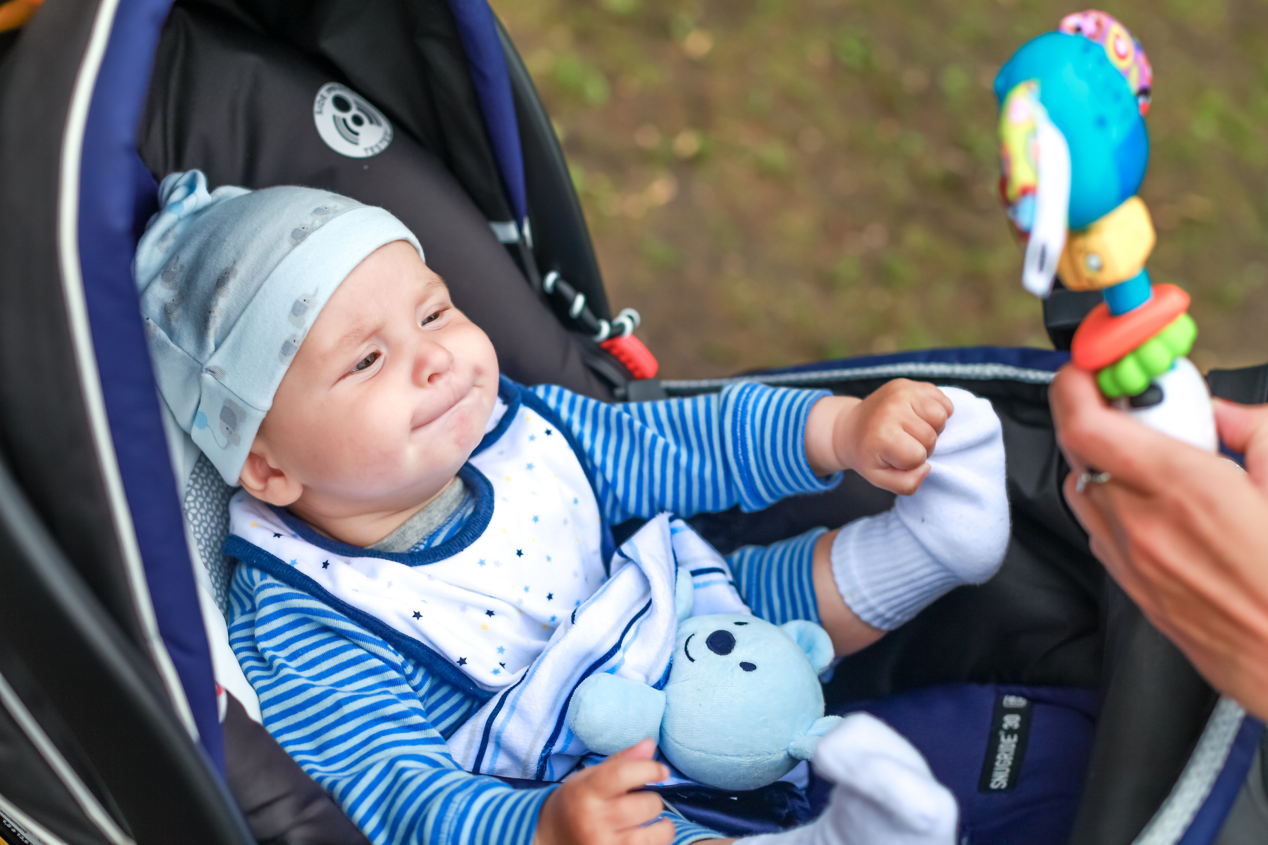 Natural light baby portrait during a lifestyle session at Commissioners Park, Ottawa. 