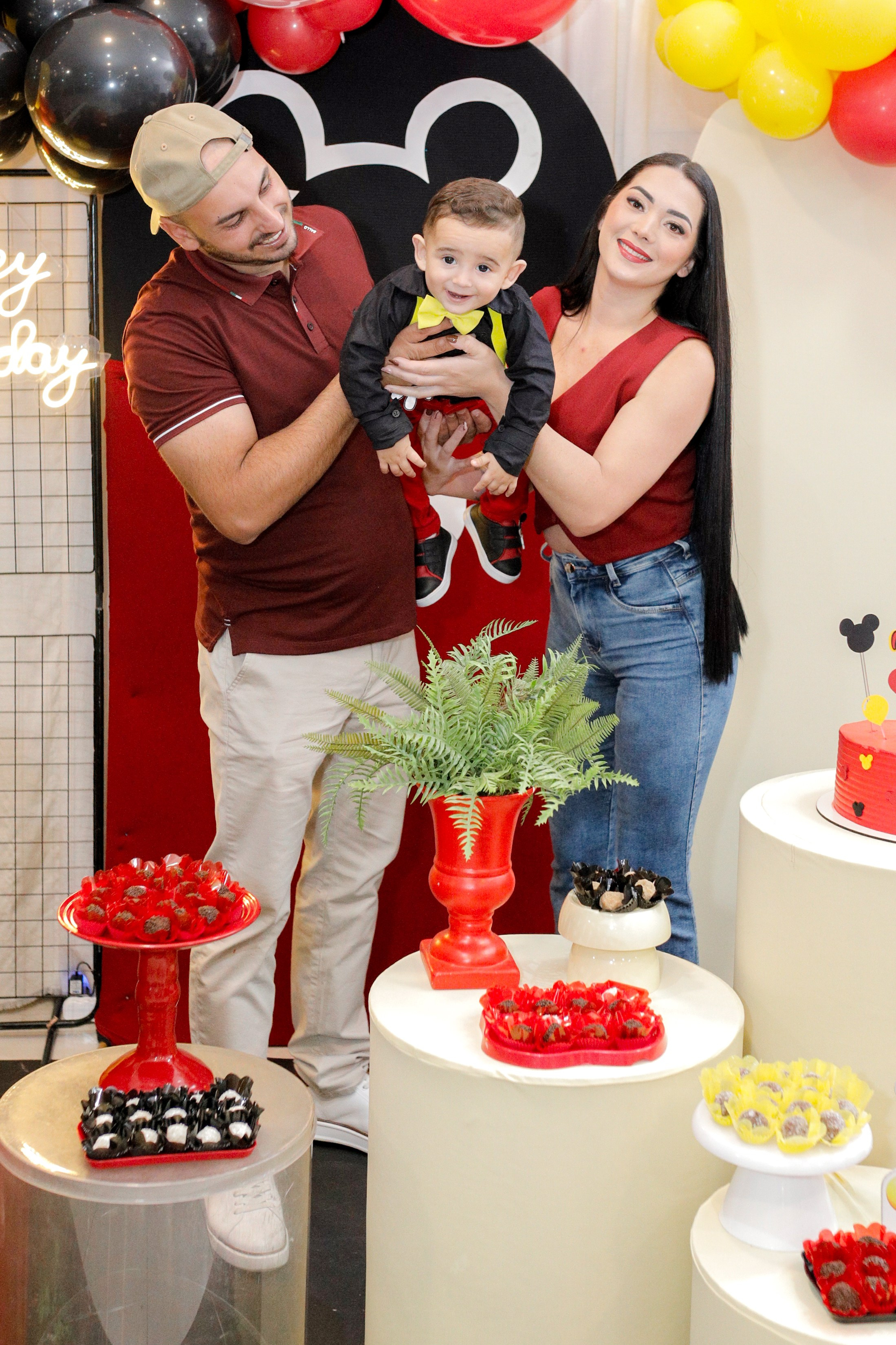 Fotógrafo de festa de aniversário em Joinville - Foto de família reunida na mesa principal por Lenofotografia