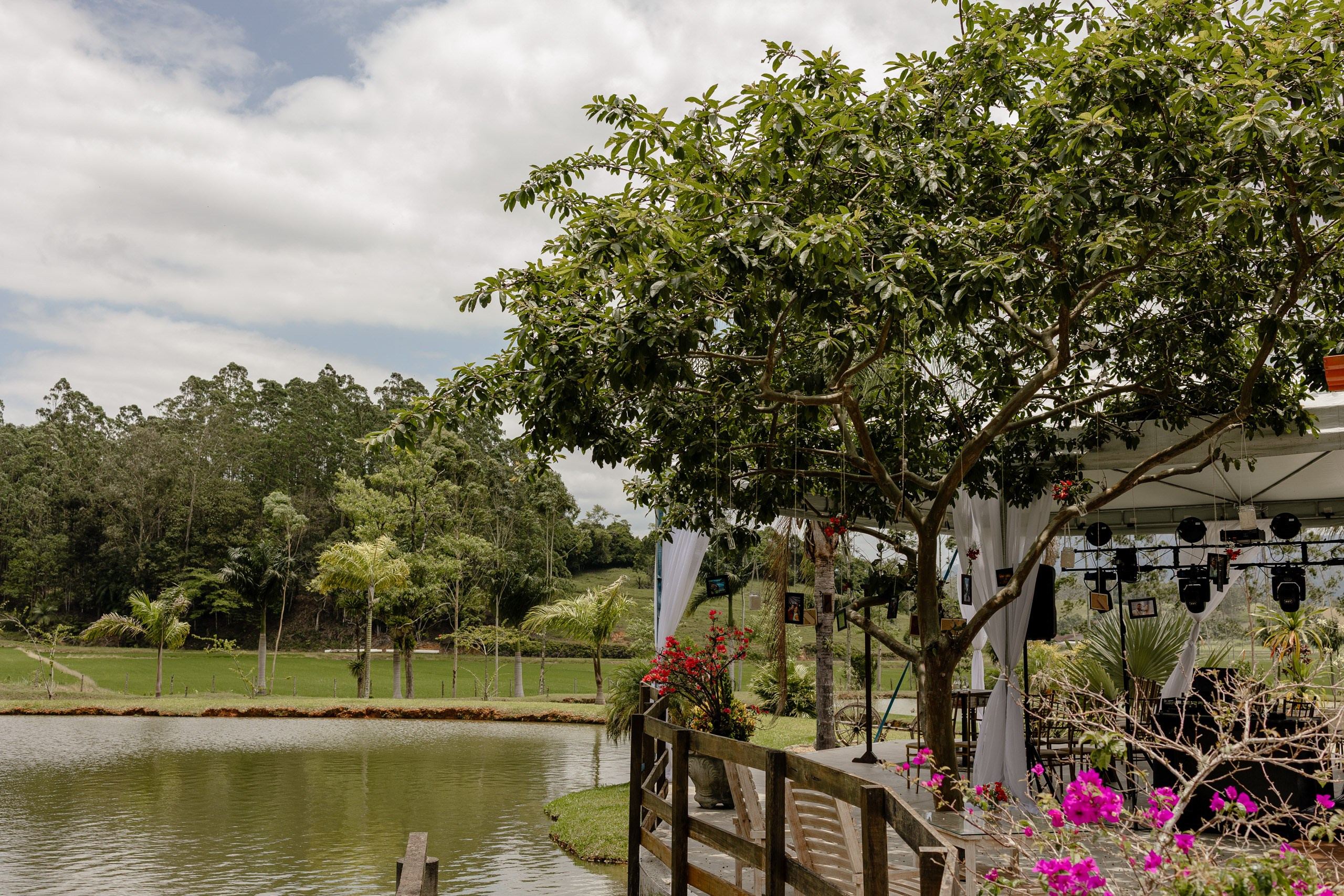 Fotógrafo de casamento em Santa Catarina; vista do lago e da natureza ao redor do espaço de cerimônia ao ar livre.