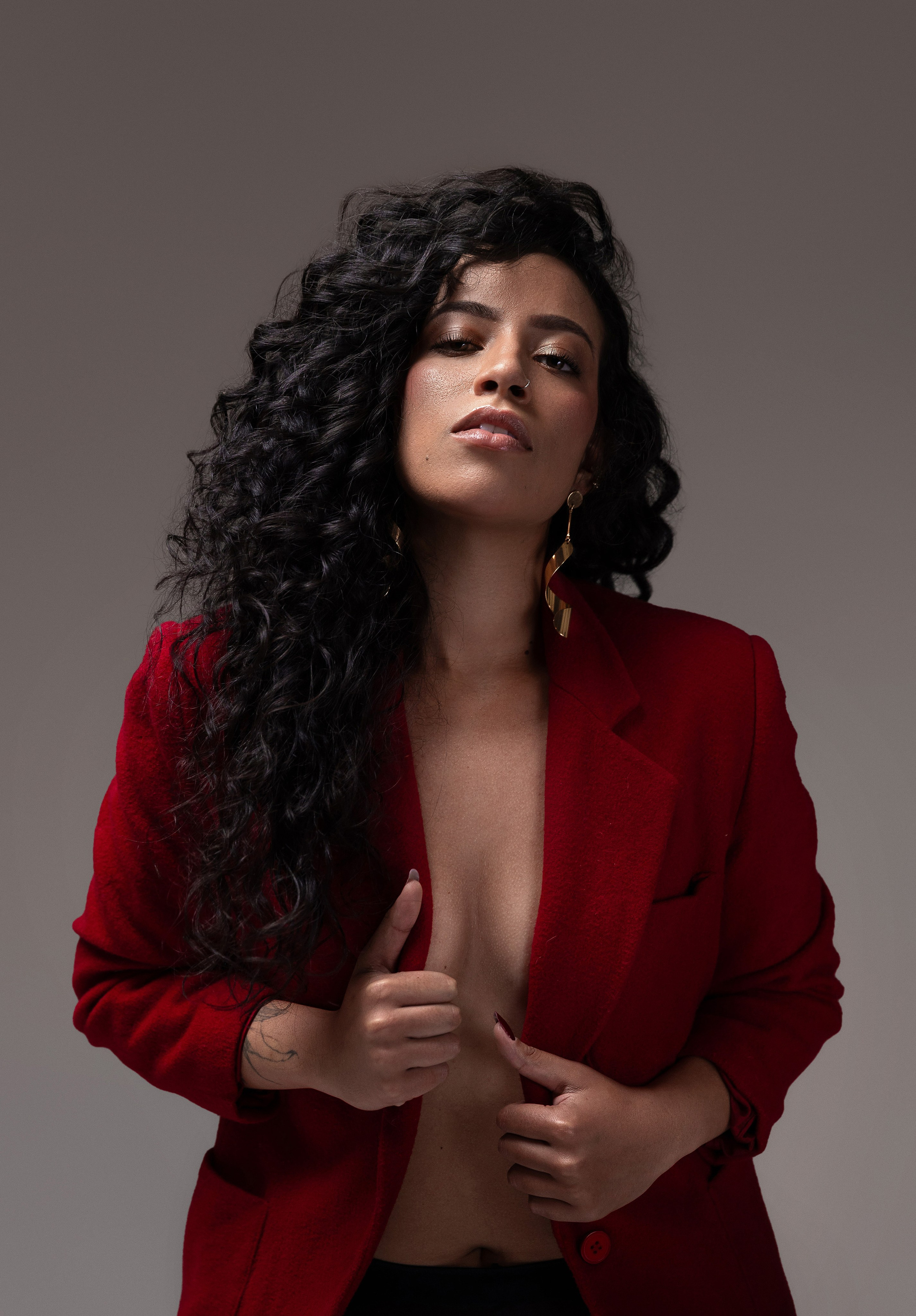 Fotografia pessoal em estúdio em São Paulo para quem deseja se enxergar de uma nova forma. Retratos femininos que valorizam autoestima, personalidade e autenticidade.