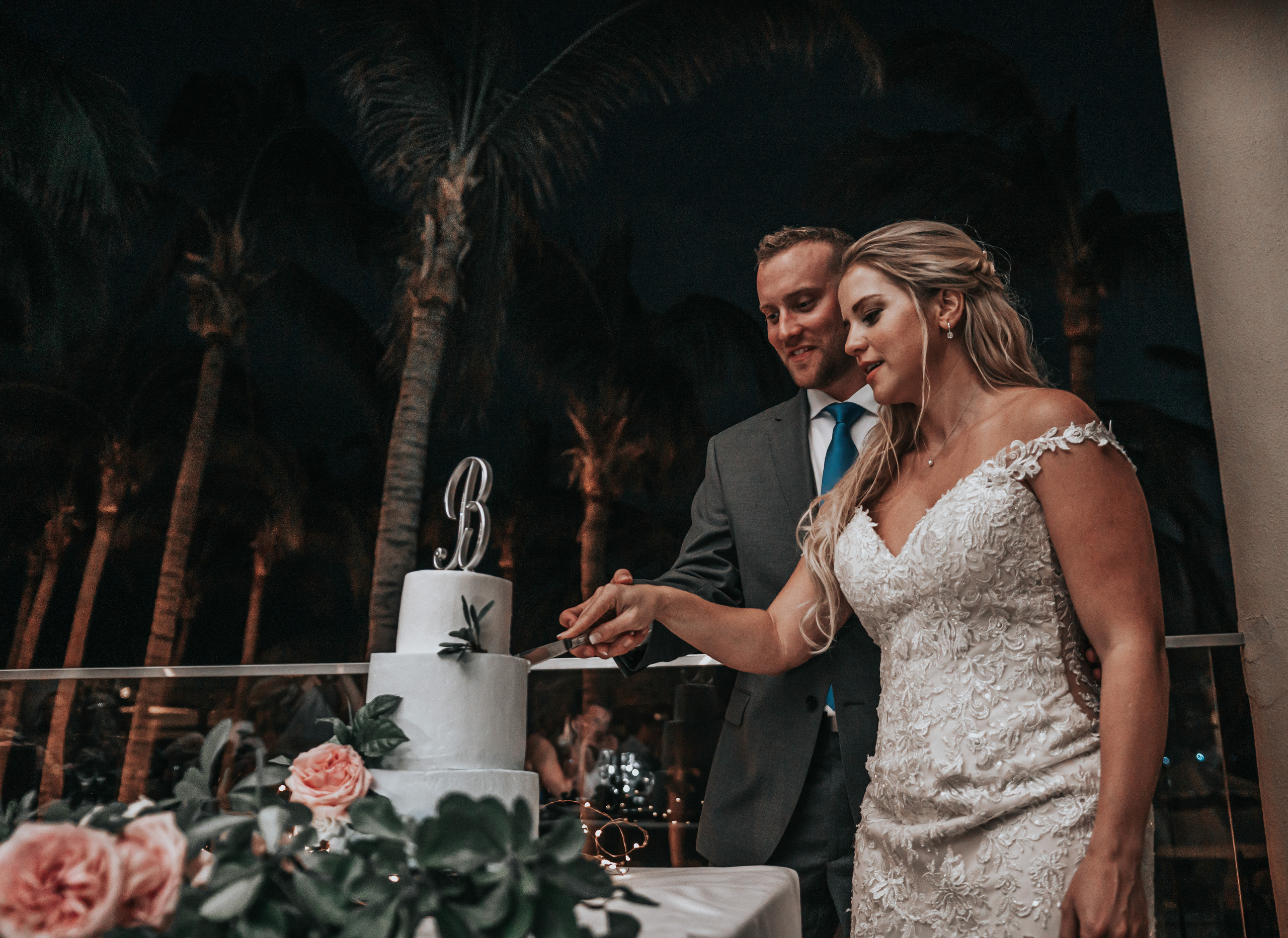 Wedding cake cutting photo by professional photographer in Cabo San Lucas