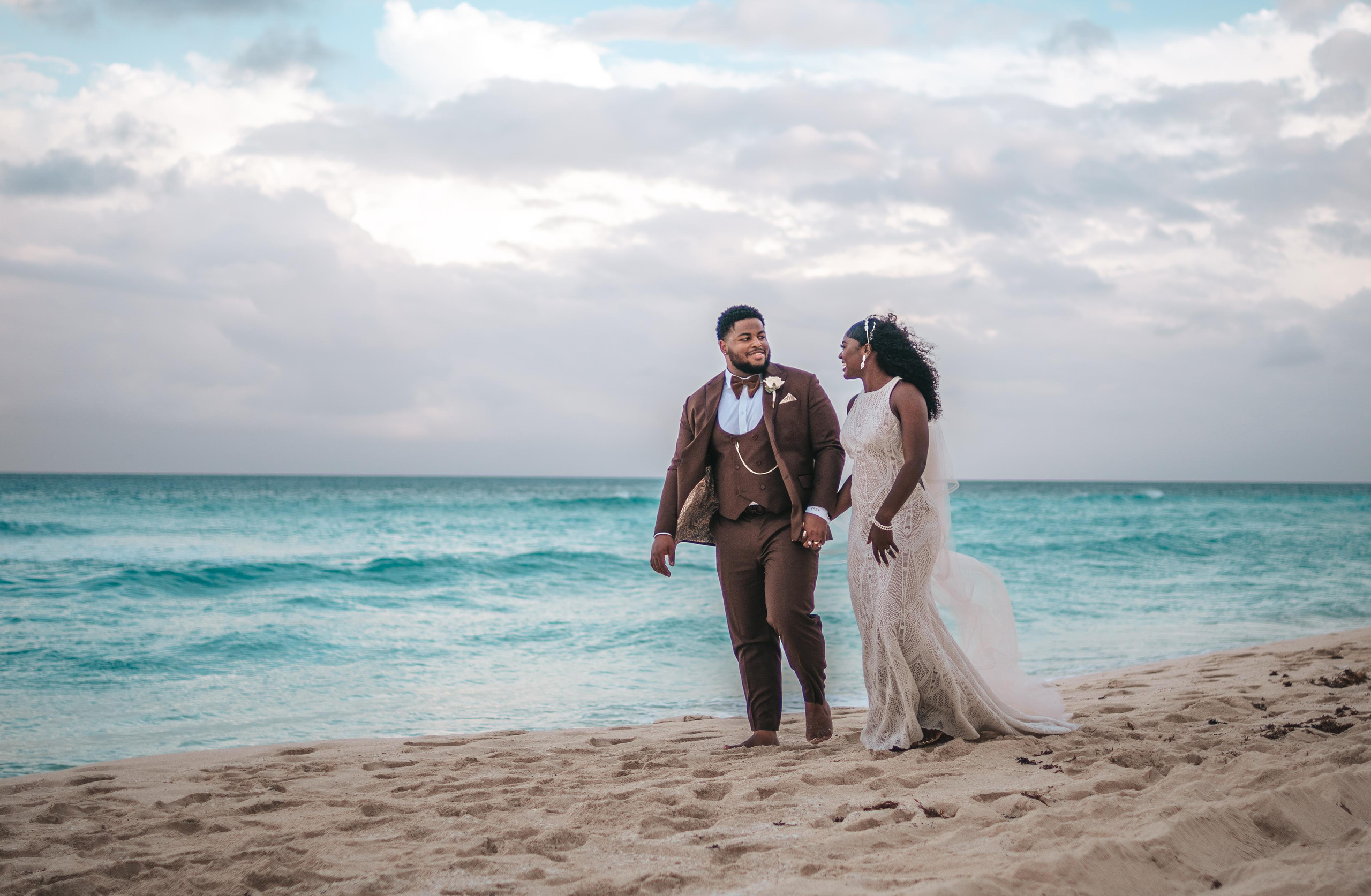 Emotional wedding portrait under moody skies – photographerinmexico.com