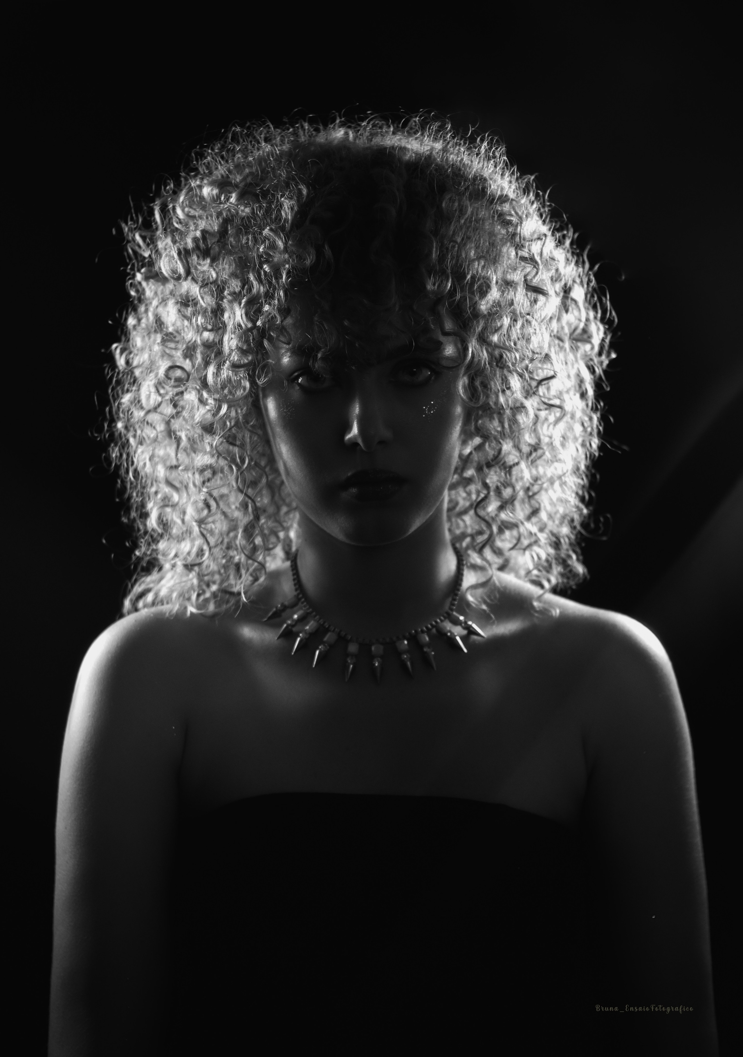 Fotografia pessoal em estúdio em São Paulo para quem deseja se enxergar de uma nova forma. Retratos femininos que valorizam autoestima, personalidade e autenticidade.