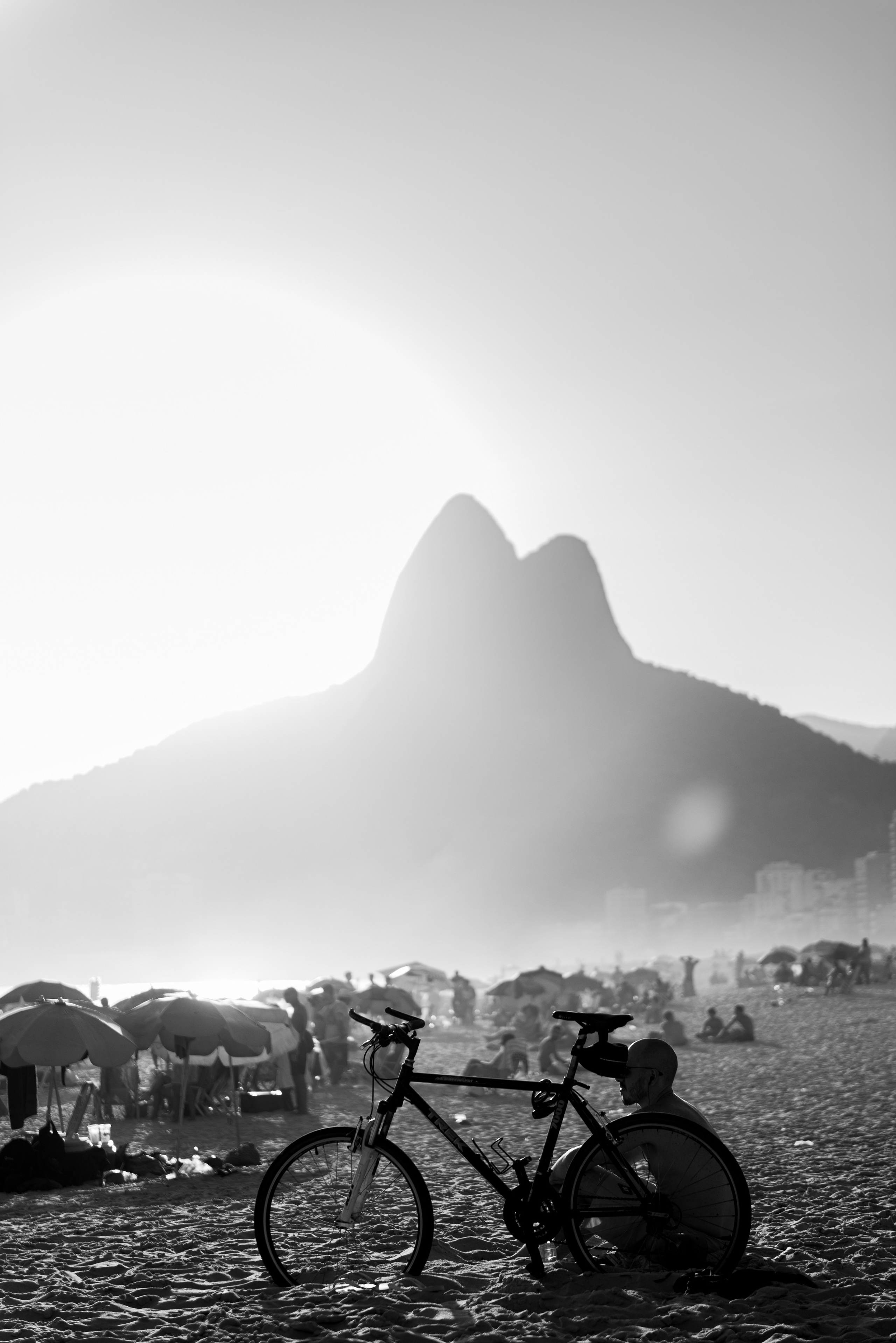 ciclista-adimirando-praia-ipanema-rj