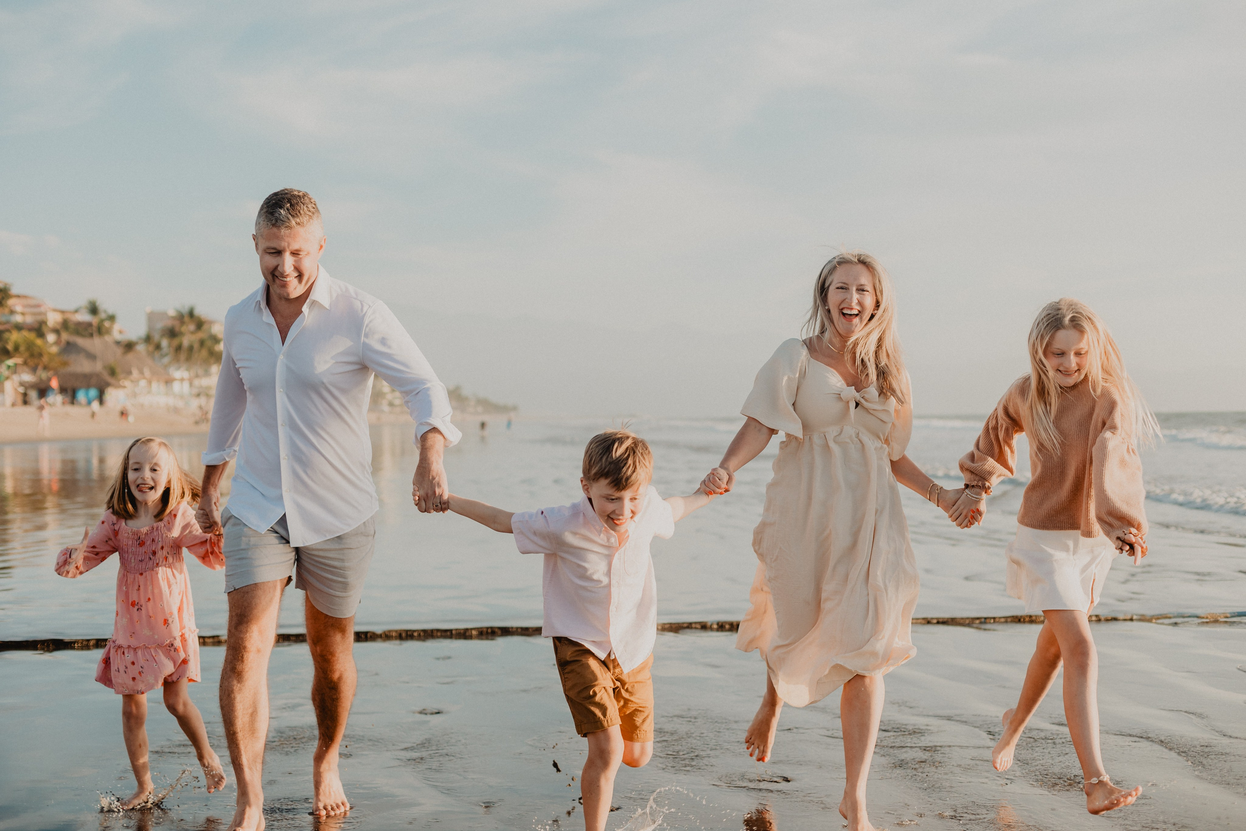 Laughter, Sand, and Sea: A Family Session in Nuevo Vallarta. Fotógrafo de Bodas en Puerto Vallarta y Riviera Nayarit | VL photo & film