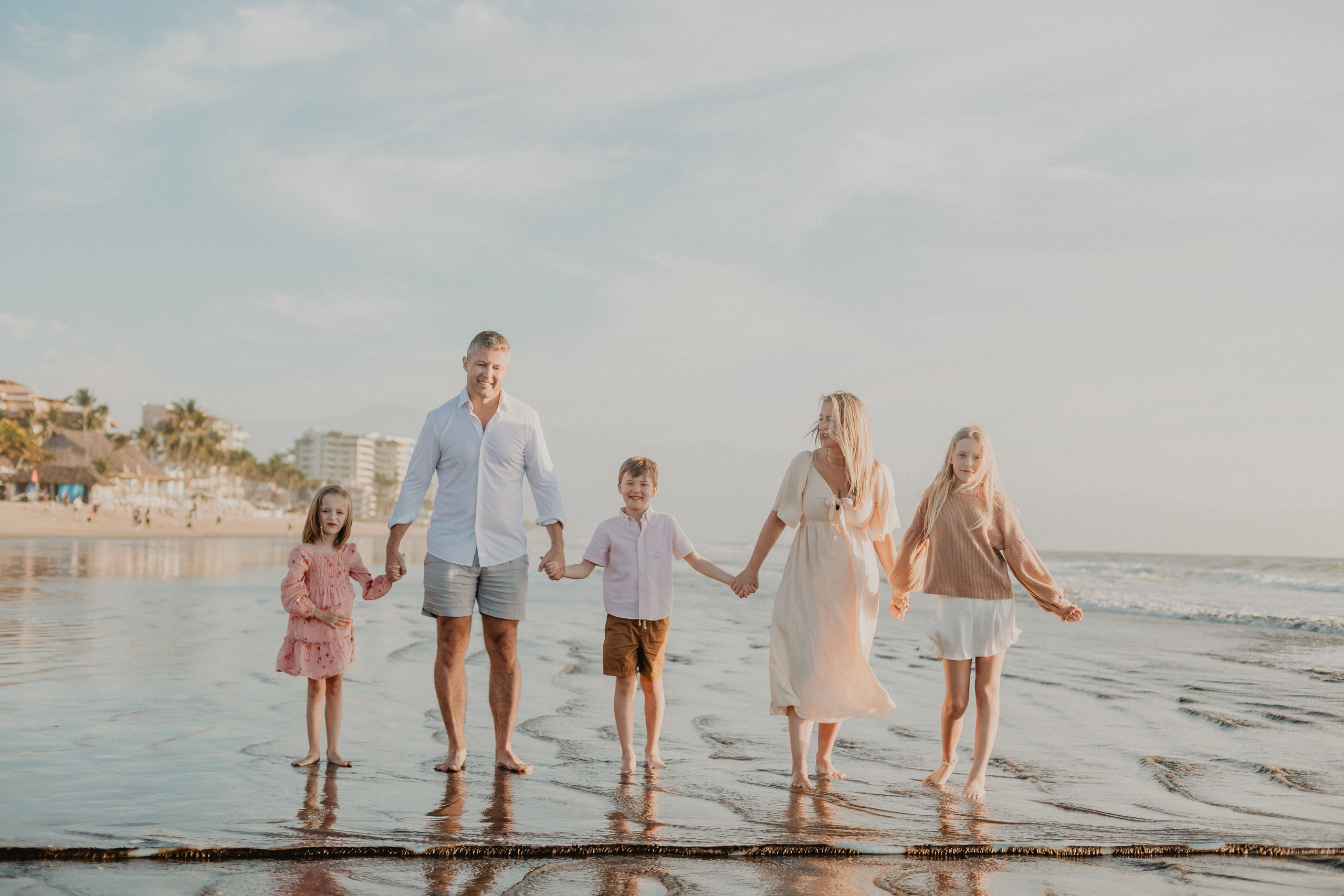 Laughter, Sand, and Sea: A Family Session in Nuevo Vallarta. Fotógrafo de Bodas en Puerto Vallarta y Riviera Nayarit | VL photo & film