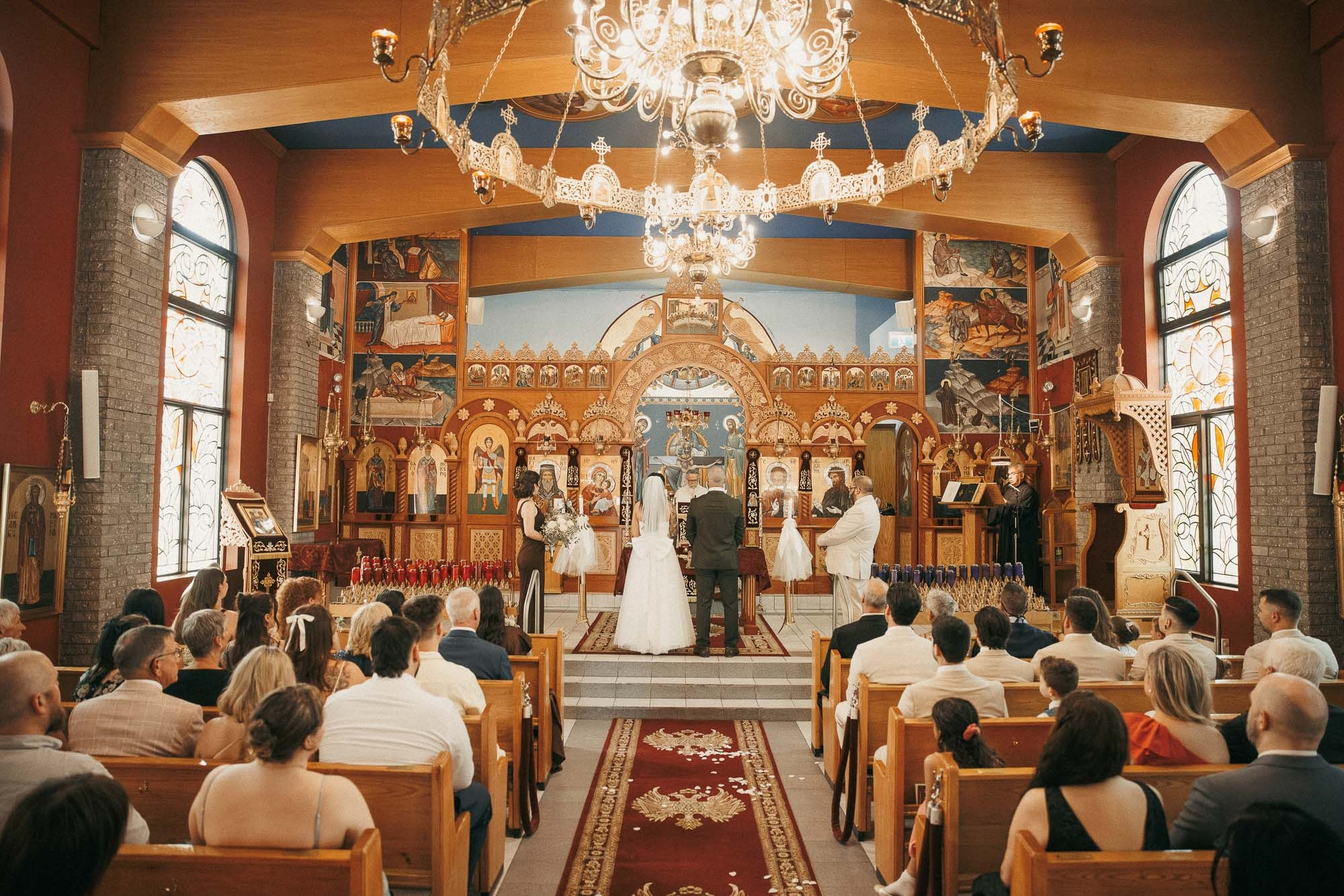 Wide view of a church wedding ceremony in Greater Montreal.