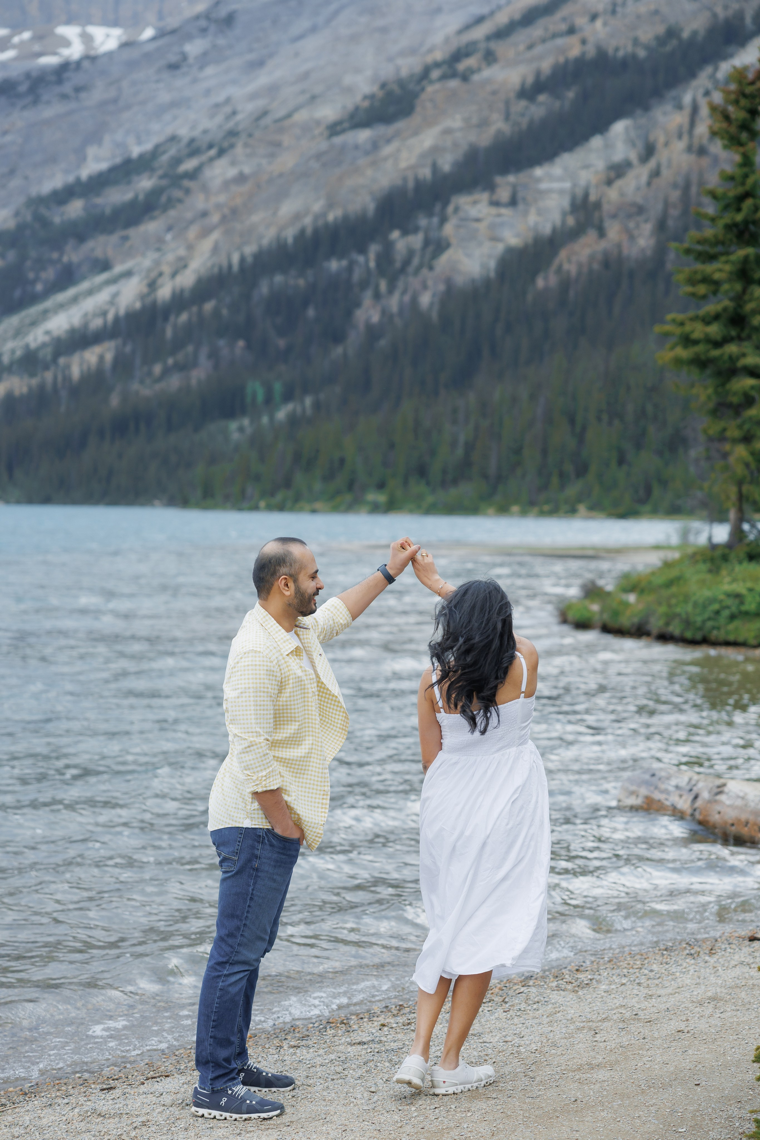 Mountain maternity shoot. Photographer Elvira Hryshchenko