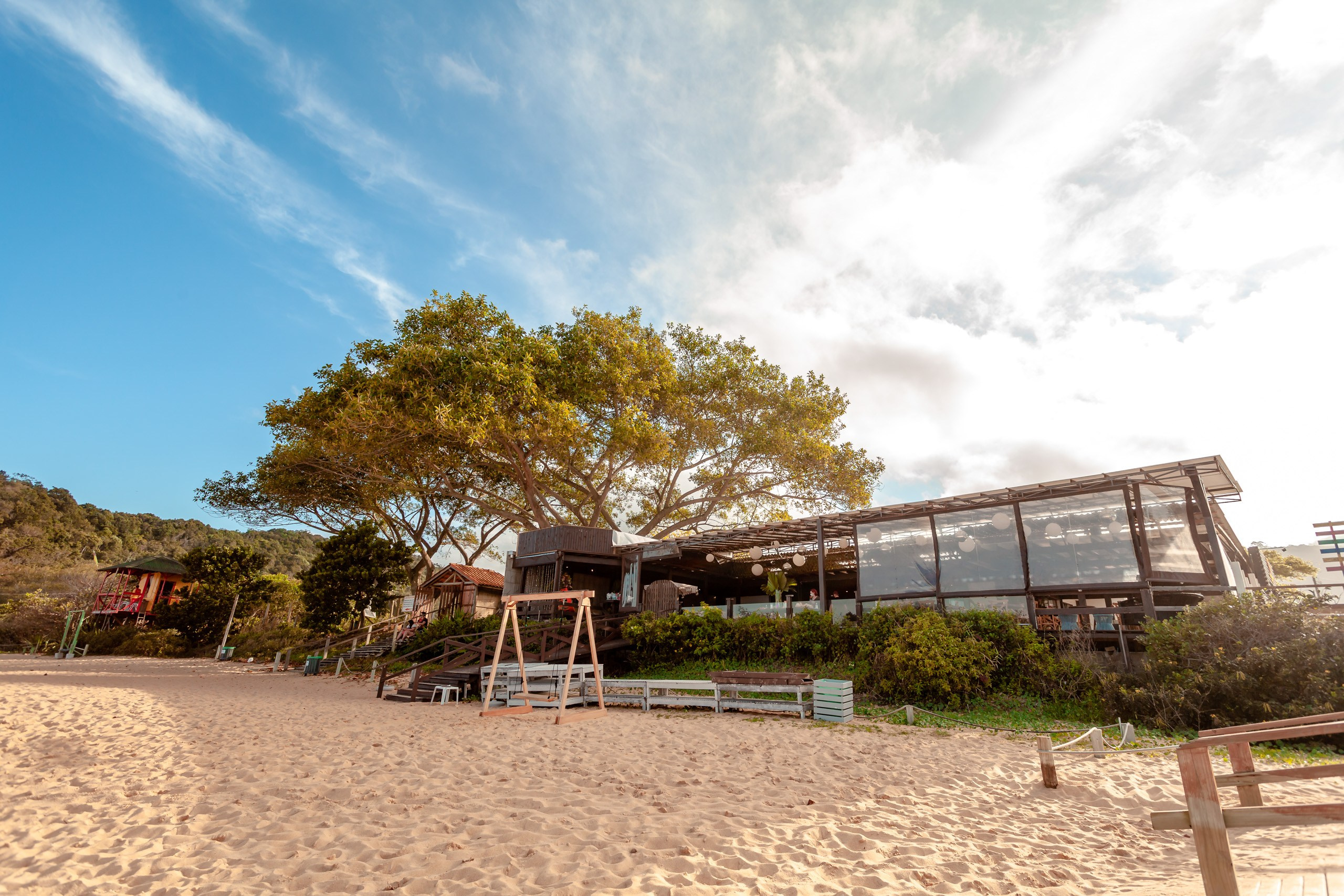 Fotógrafo festa de formatura em Balneário Camboriú; vista externa ampla do Bali Bistro Beach na praia sob céu azul e ensolarado.