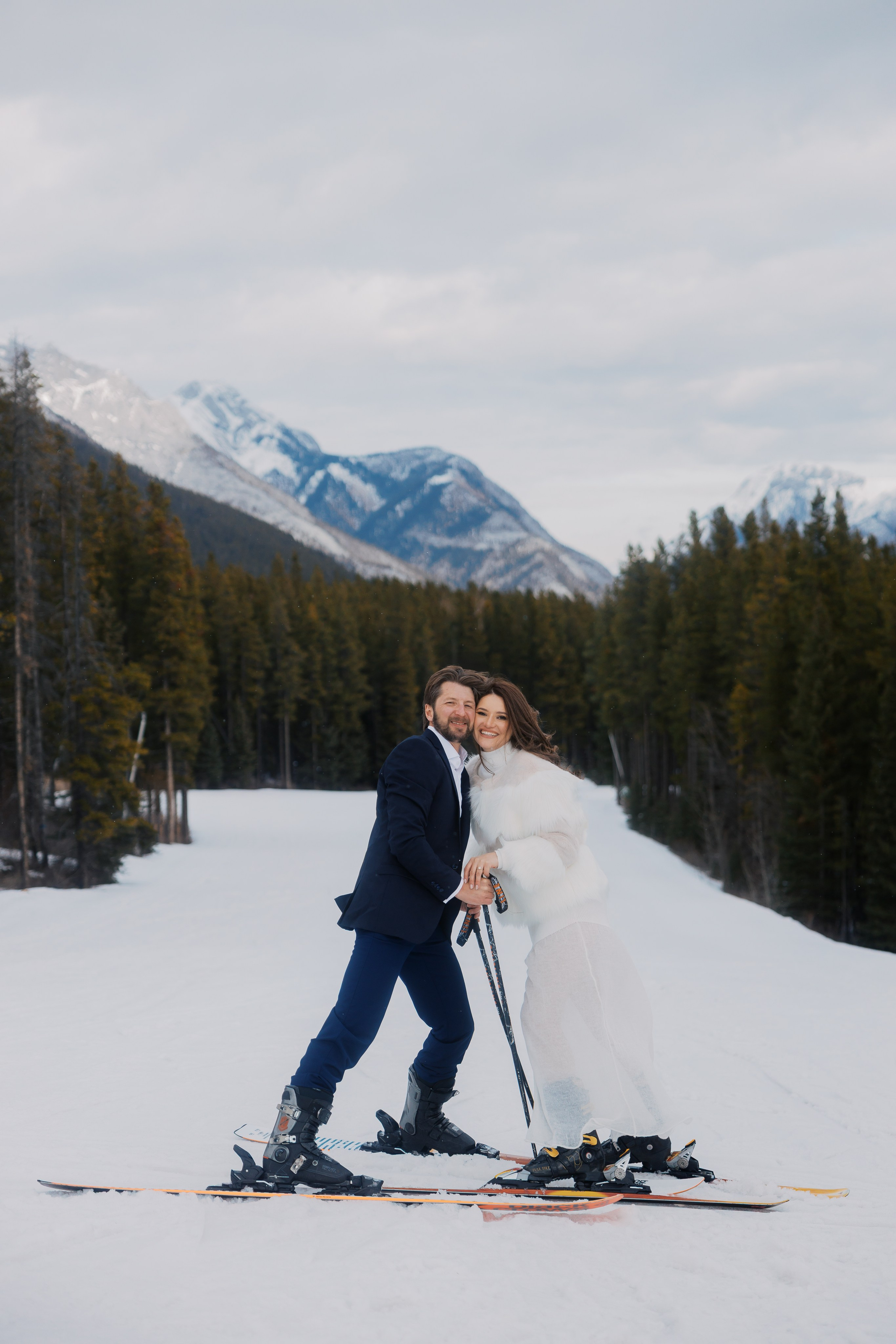 Ski engagement session. Photographer Elvira Hryshchenko