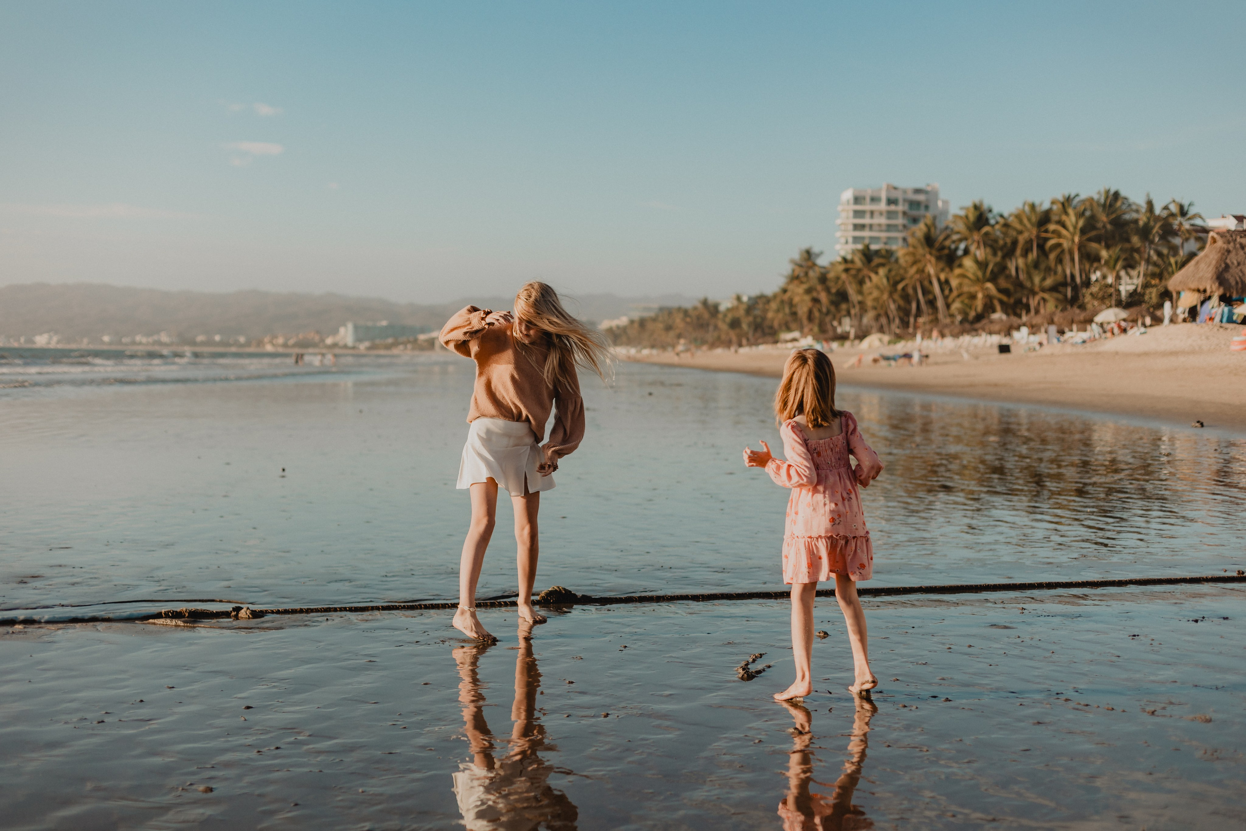 Laughter, Sand, and Sea: A Family Session in Nuevo Vallarta. Fotógrafo de Bodas en Puerto Vallarta y Riviera Nayarit | VL photo & film