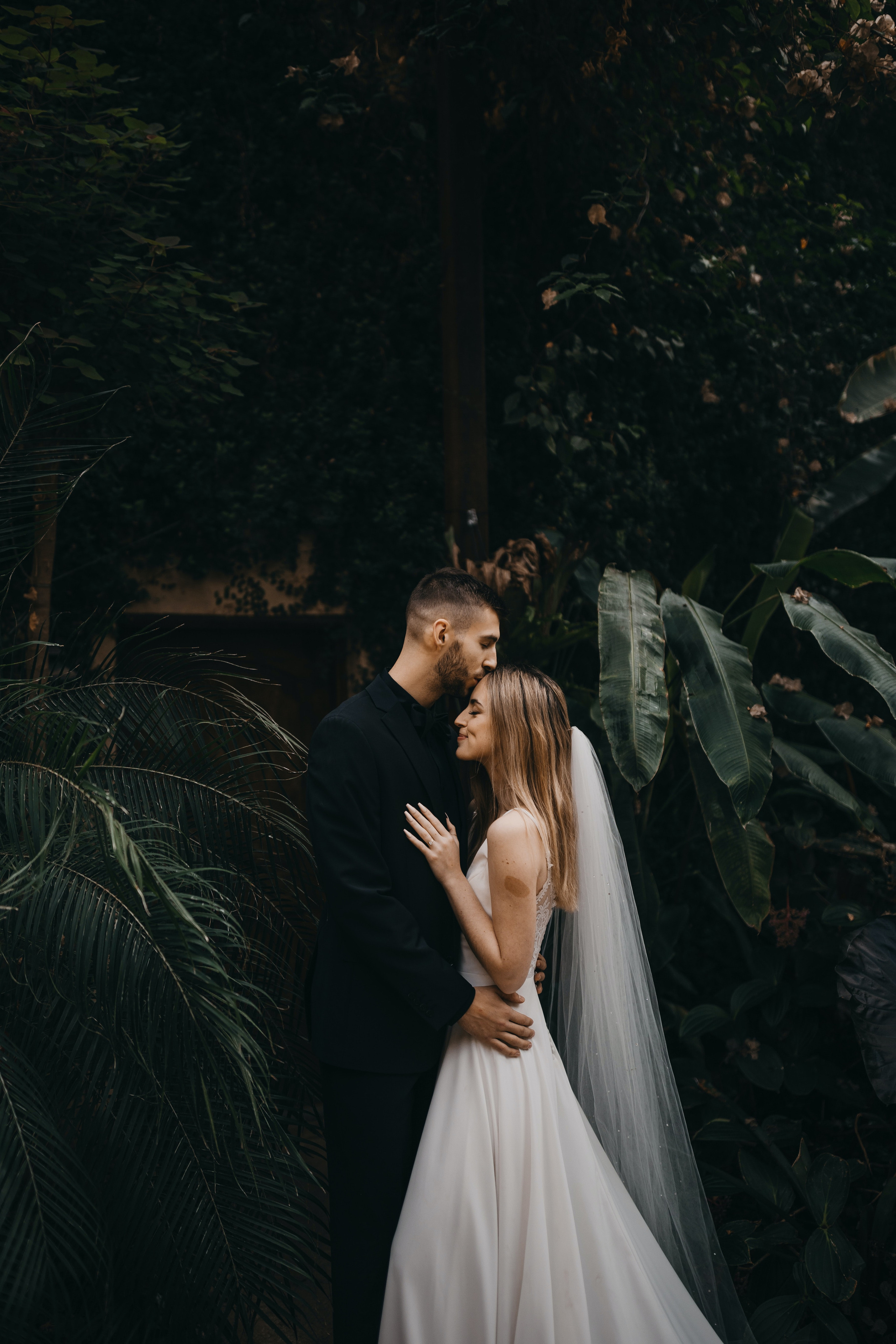 Sesión de novia con estilo elegante y editorial en la locación Retiro de San Juan, Bogota.
