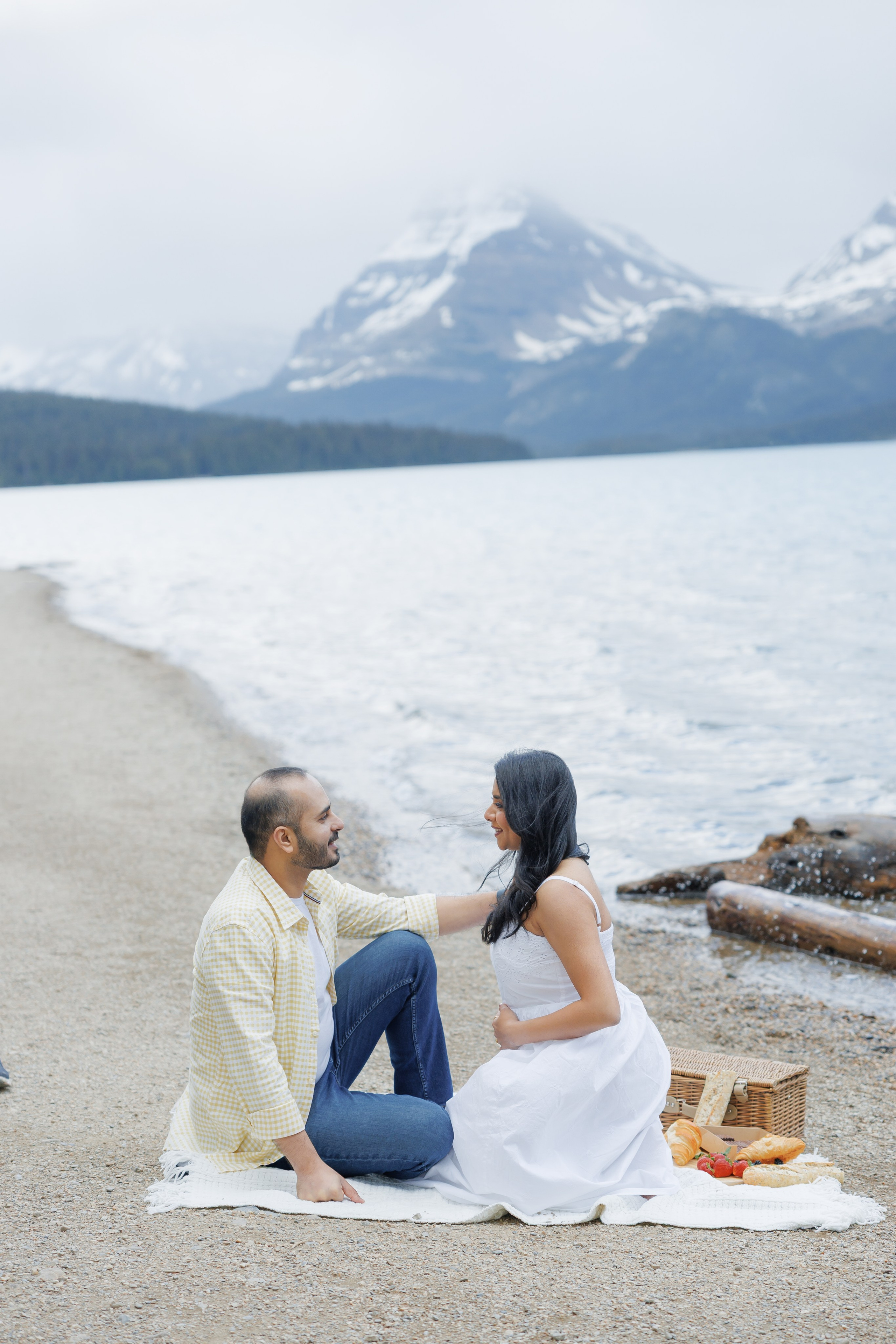 Mountain maternity shoot. Photographer Elvira Hryshchenko