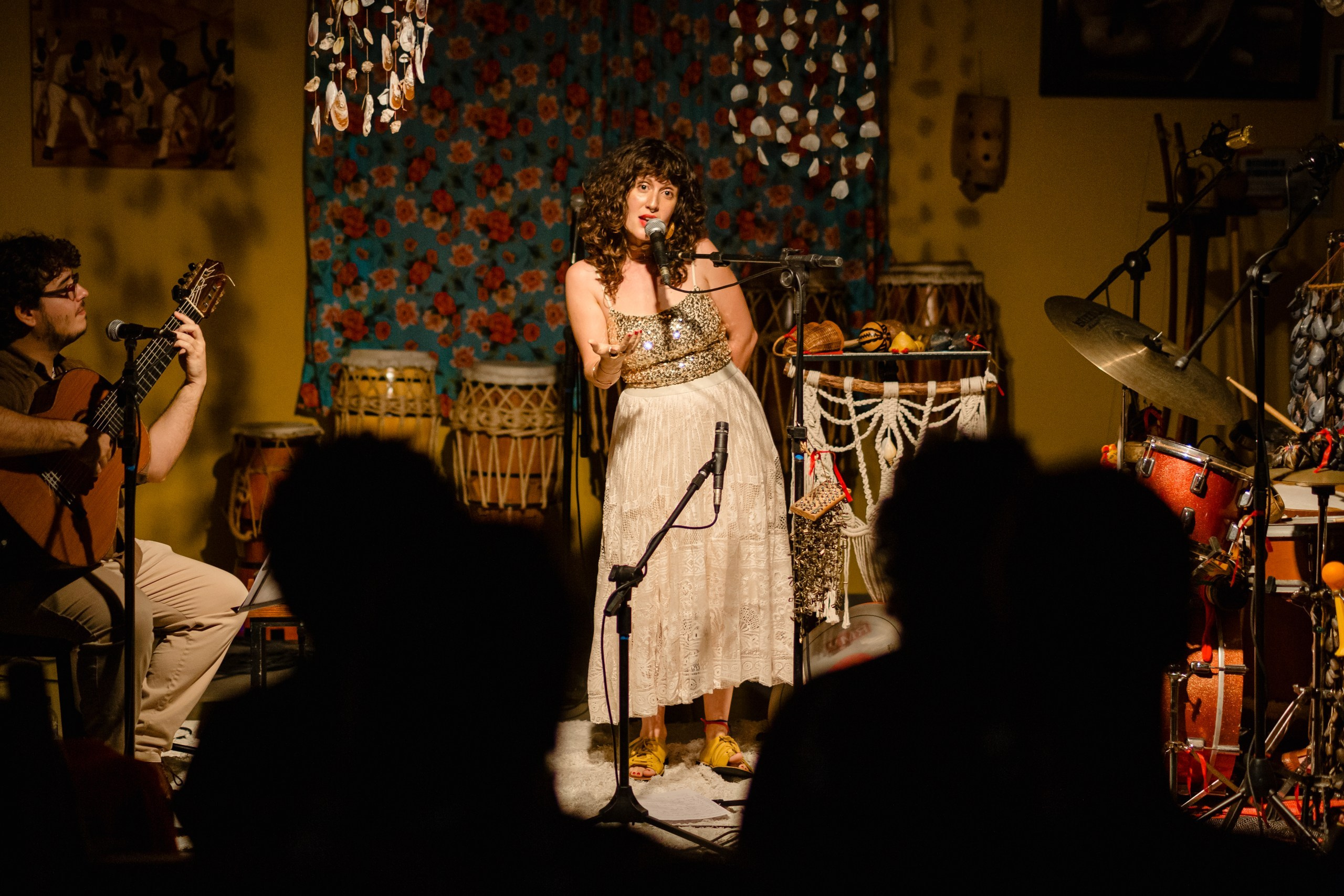 Fotógrafo de show em Balneário Camboriú; a cantora Joana Gaia performando com banda no bairro da Barra para a divulgação do álbum "Água Brasileira".