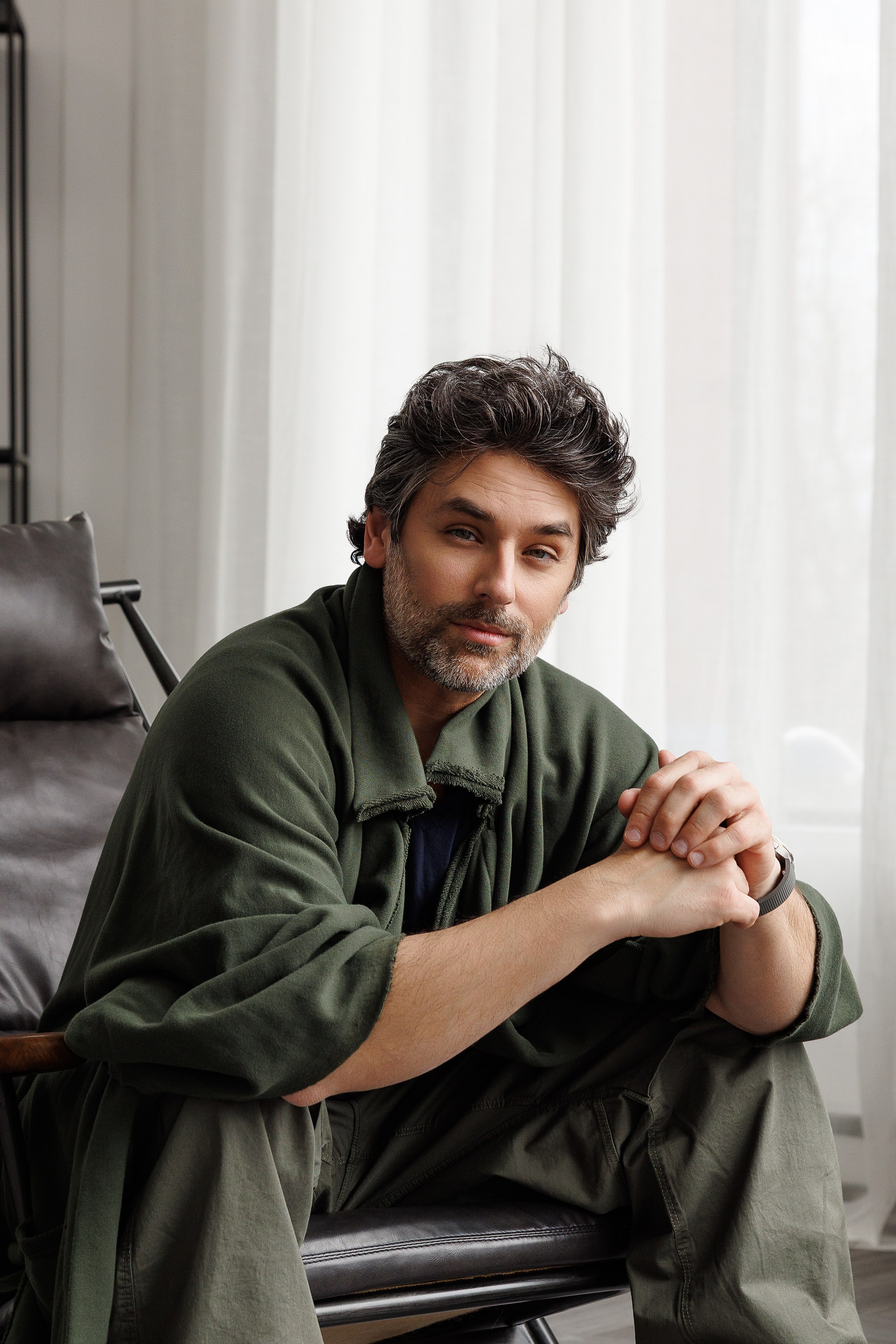 Mark Ganimé / Actor. Je suis photographe portraitiste et je réalise des portraits à toutes les étapes de votre vie! Bienvenue dans mon studio à Westmount, Qc