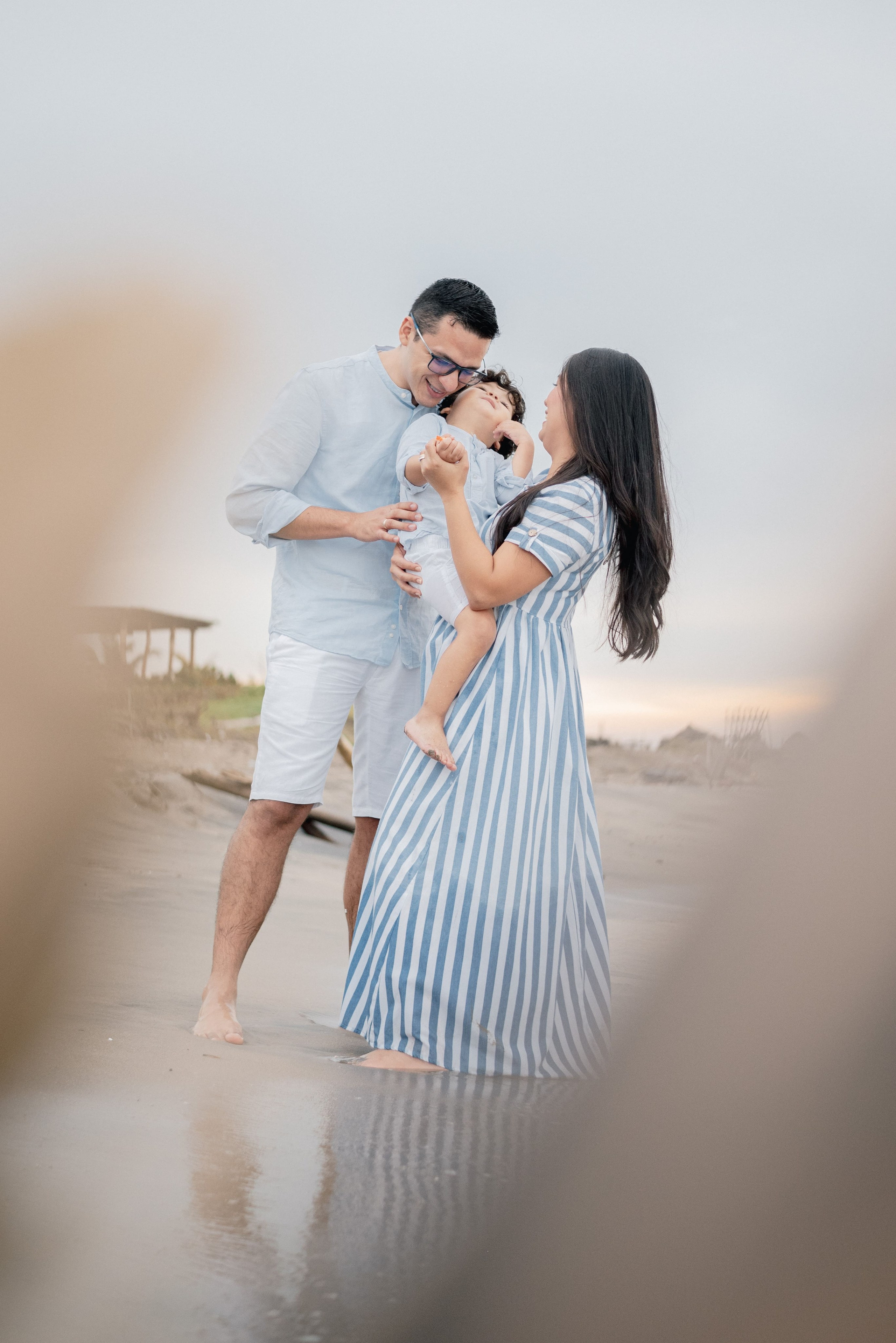 Familia en la playa. Fotógrafos de bodas en Barranquilla, Cartagena y Santa Marta | BanderArt