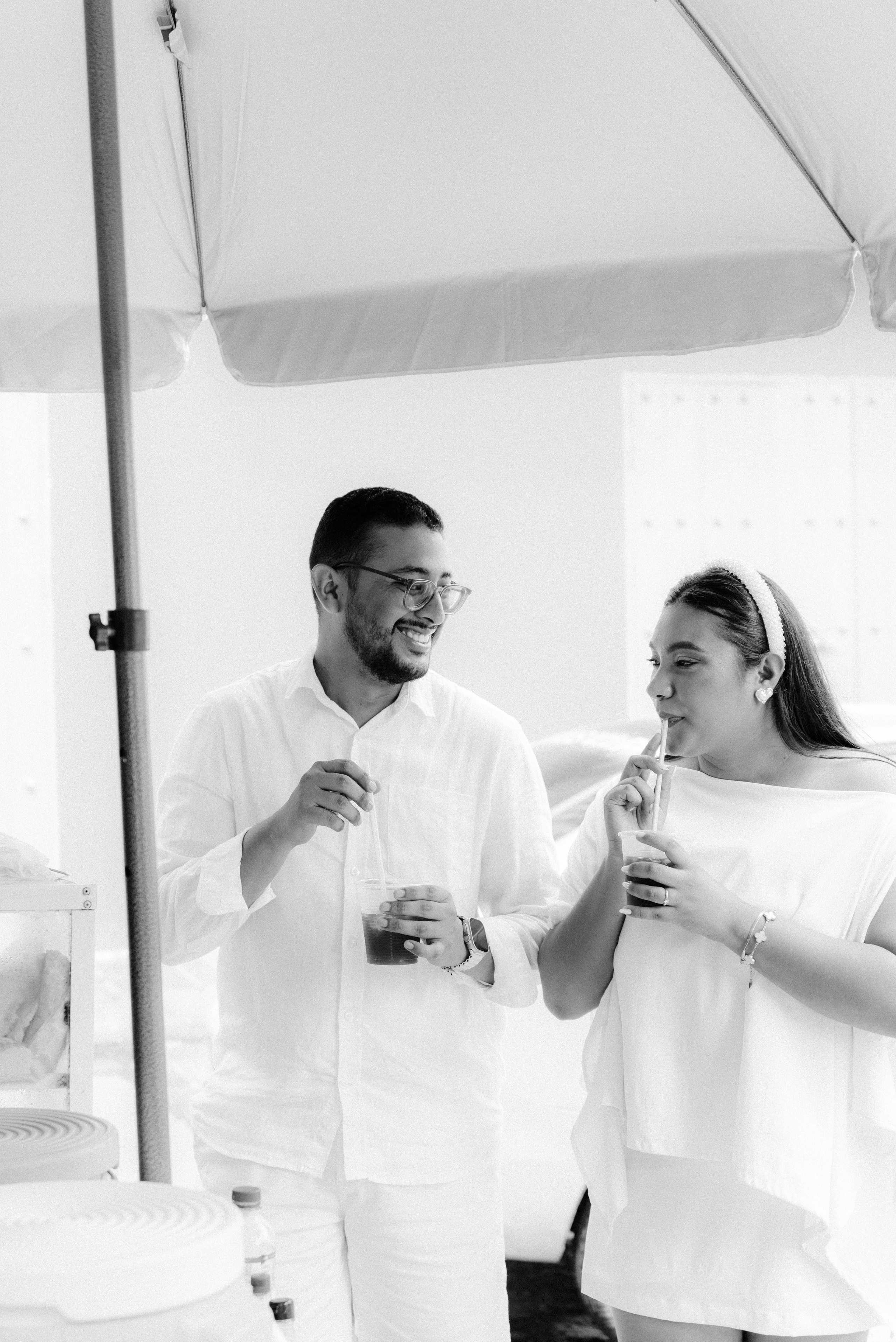 Juegos y risas en un café emblemático de Cartagena – Reportaje de preboda, especialistas en fotografía documental de bodas.