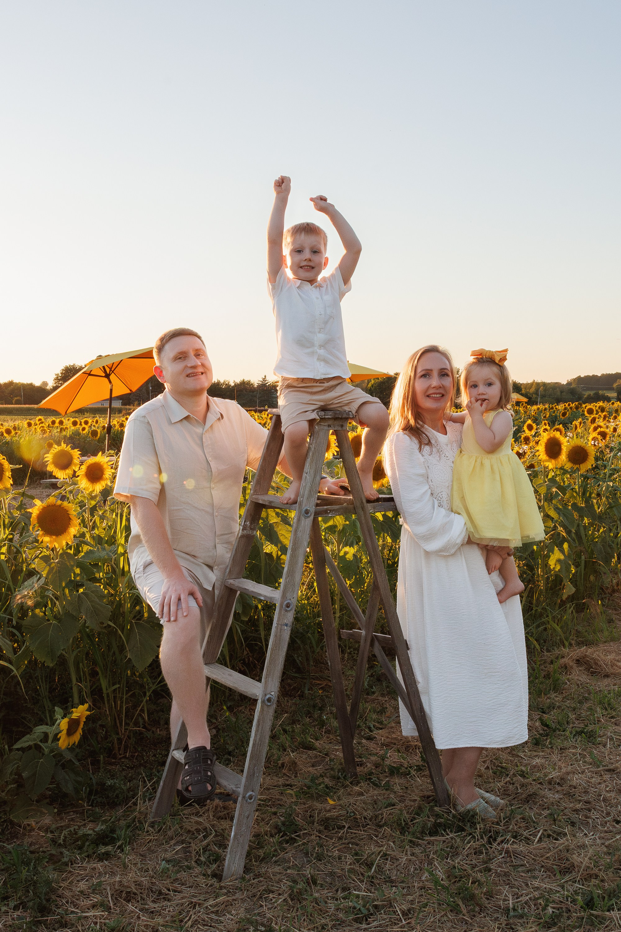 FAMILY. Je suis photographe portraitiste et je réalise des portraits à toutes les étapes de votre vie! Bienvenue dans mon studio à Westmount, Qc