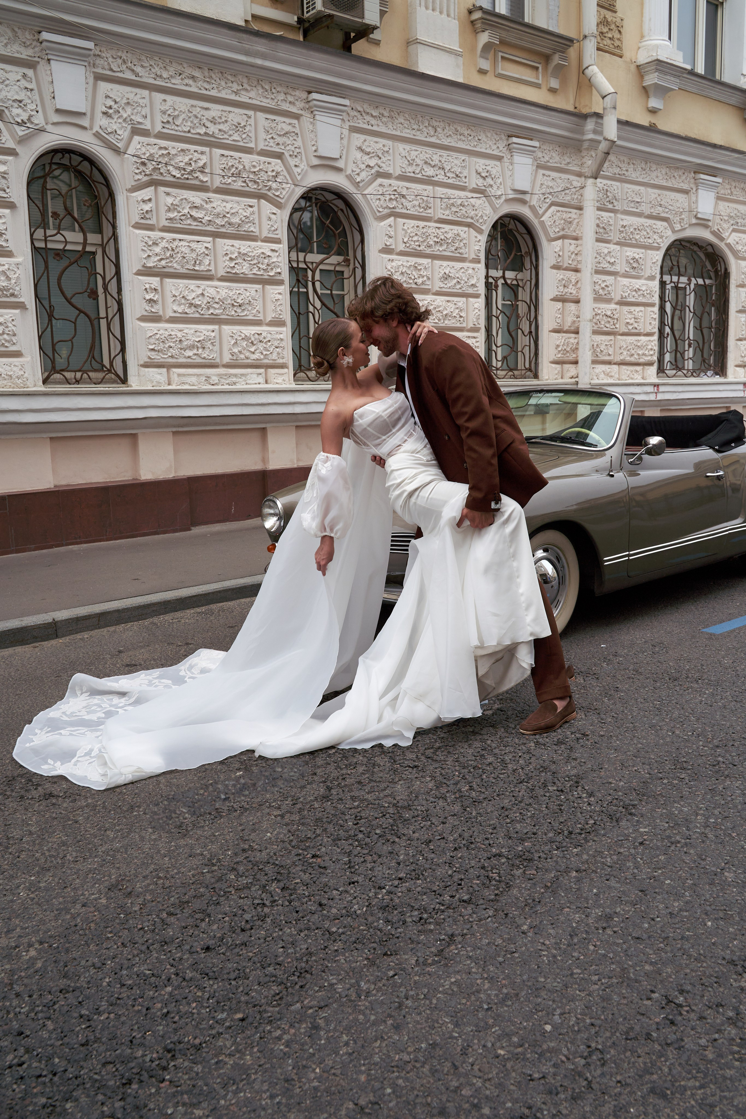 Wedding Portraits in a Vintage Convertible. Anna & Bogdan. Wedding & Portrait Photographer in Cancun, Tulum & Mexico City — Elena Ruzgis