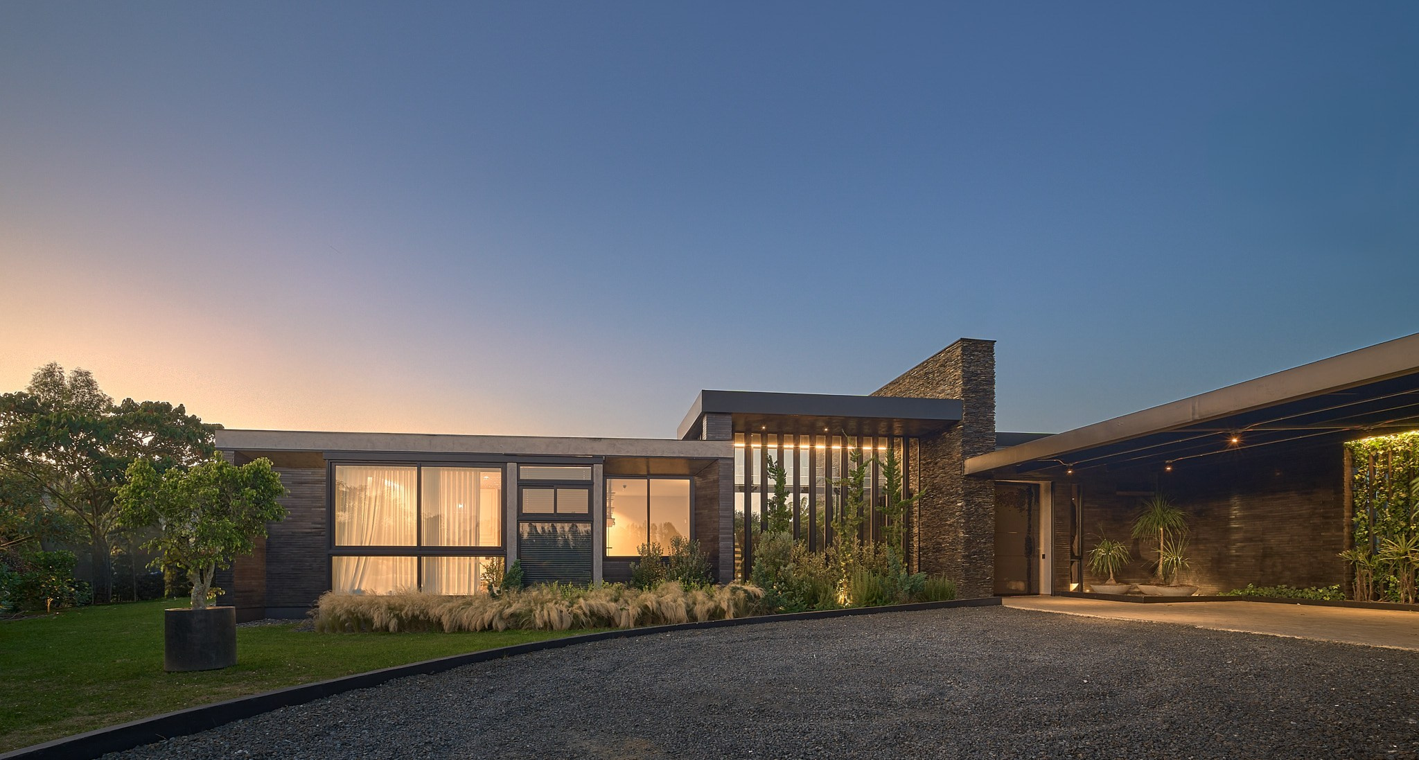 Fachada acceso completa Casa DB de Vicaría Arquitectura