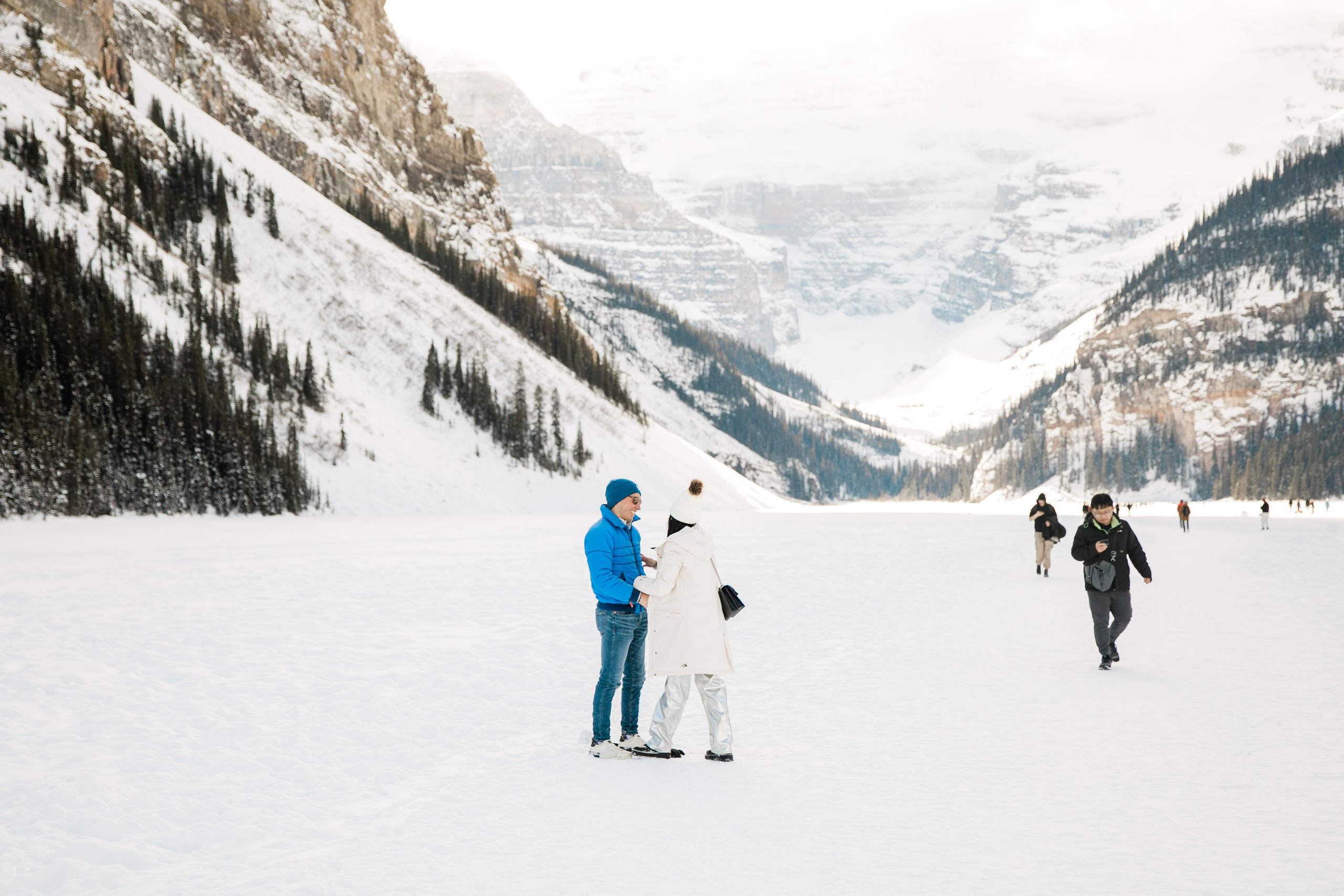 A & M — Lake Louise Engagement. Fotografía accesible en Calgary